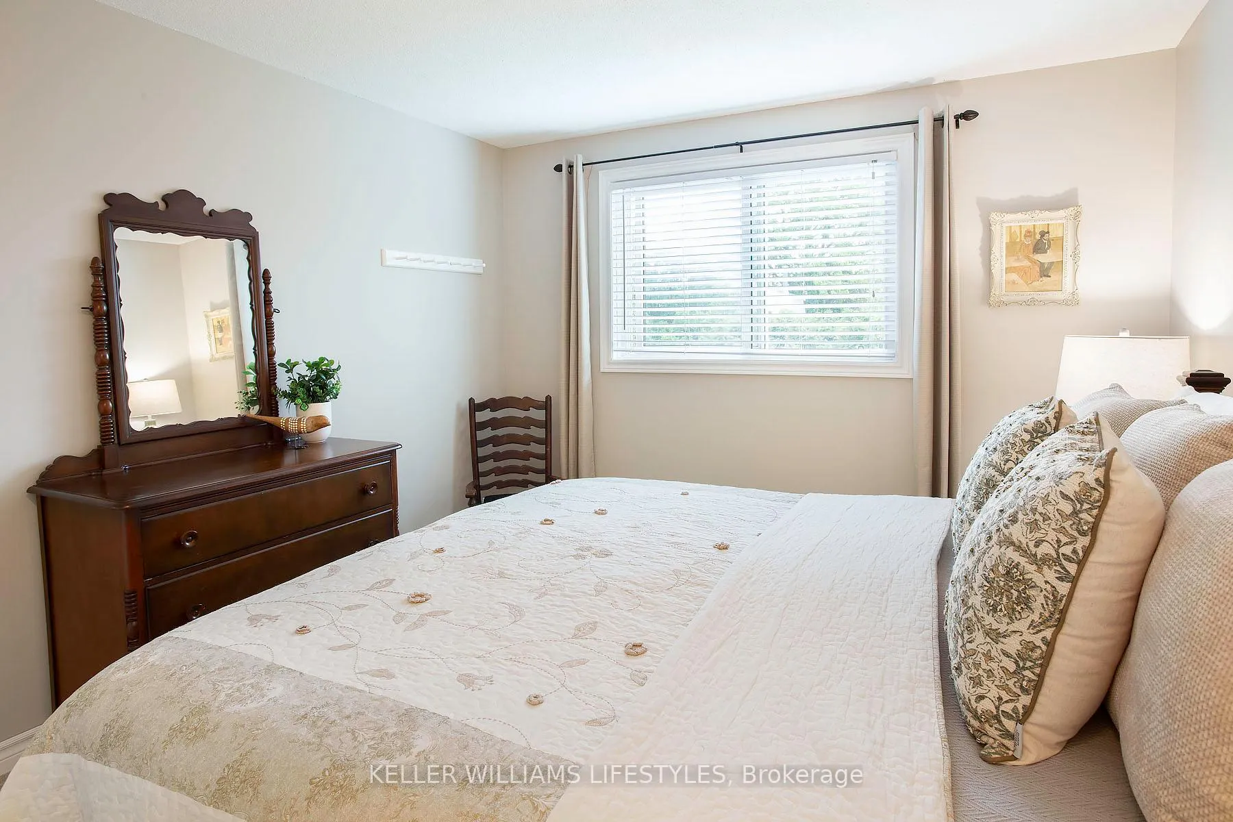 Photo 21 of 128 Clarendon Crescent, London, South P — HOMEH