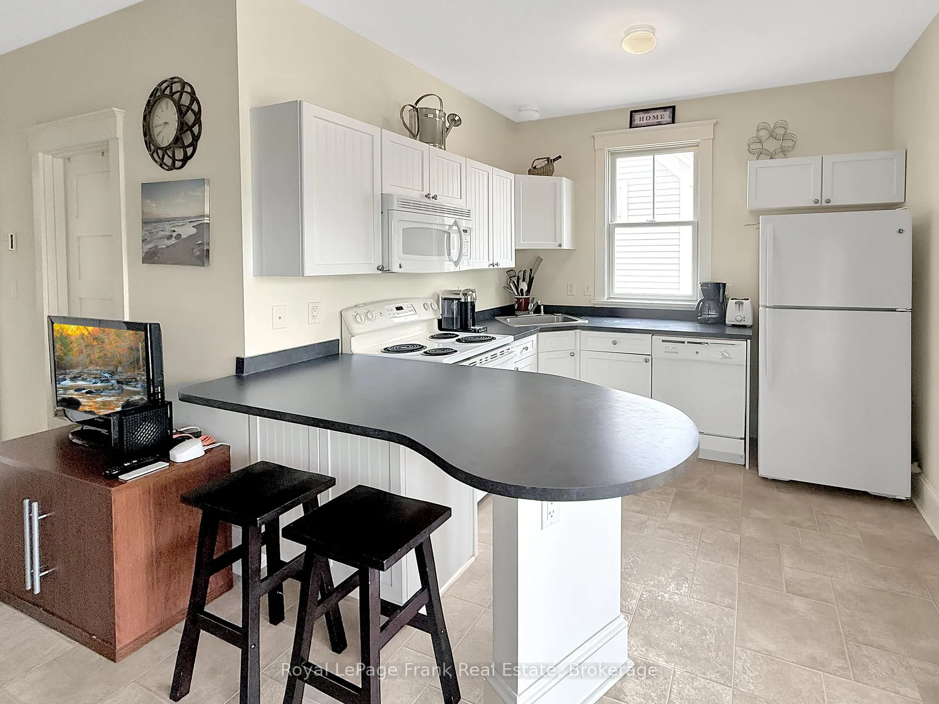 Photo 8 of Unit 27, 13 Butternut Lane, Prince Edward County, Athol Ward — HOMEH