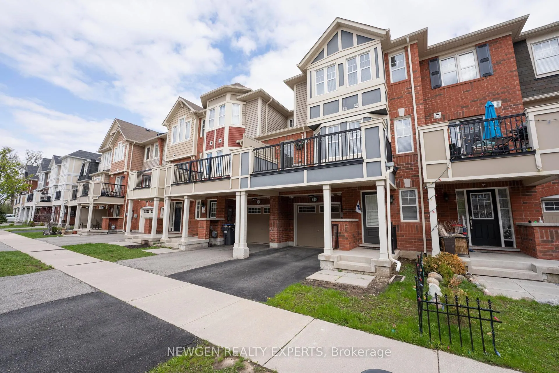 Photo 2 of 51 Colonel Frank Ching Crescent, Brampton, Fletcher's West — HOMEH