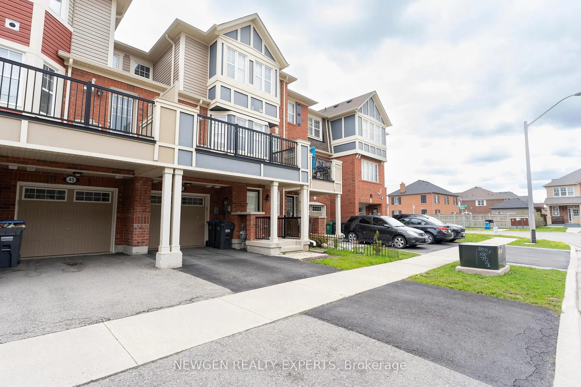 Photo 3 of 51 Colonel Frank Ching Crescent, Brampton, Fletcher's West — HOMEH