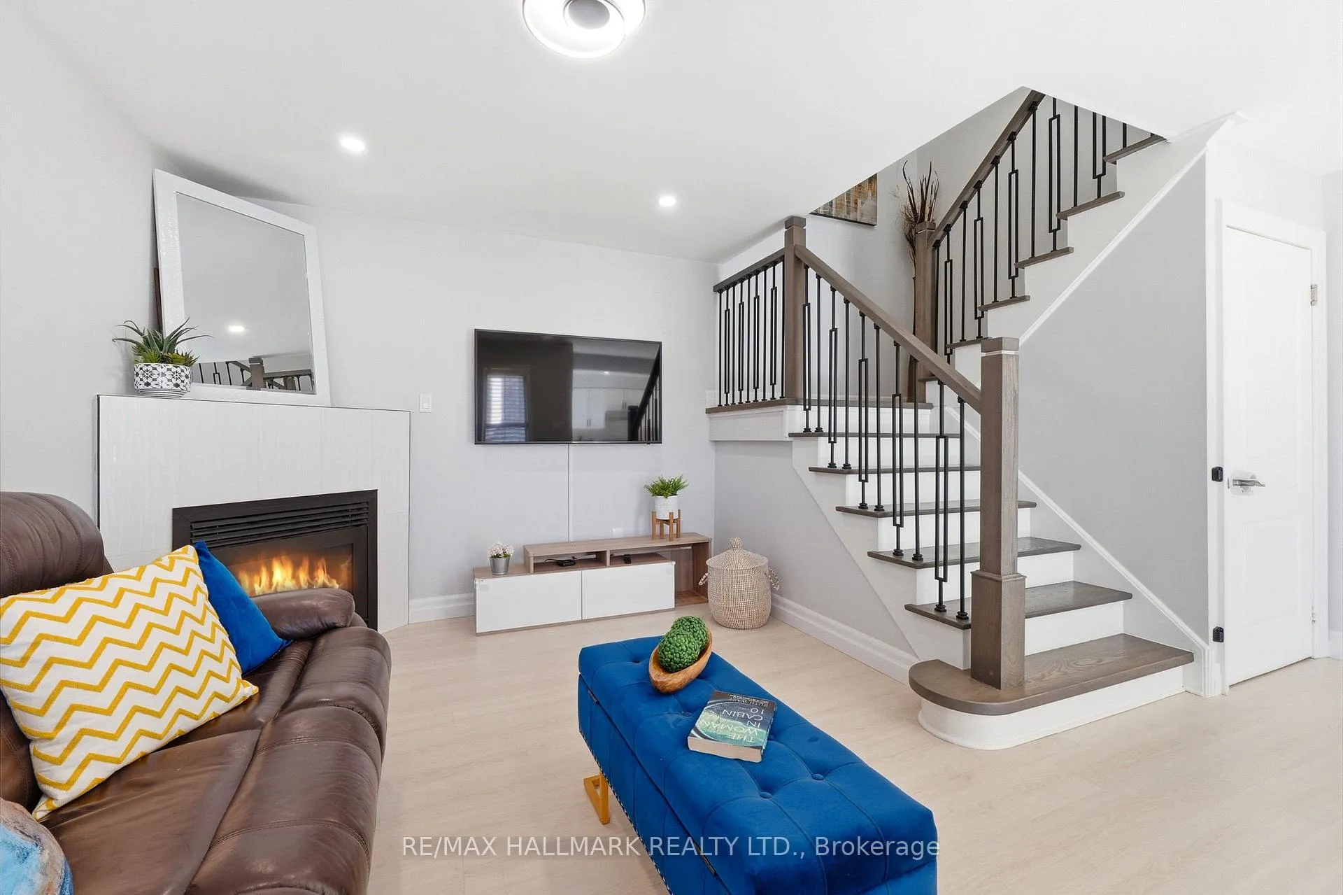 Photo 8 of 46 Matthew Drive, Vaughan, East Woodbridge — HOMEH
