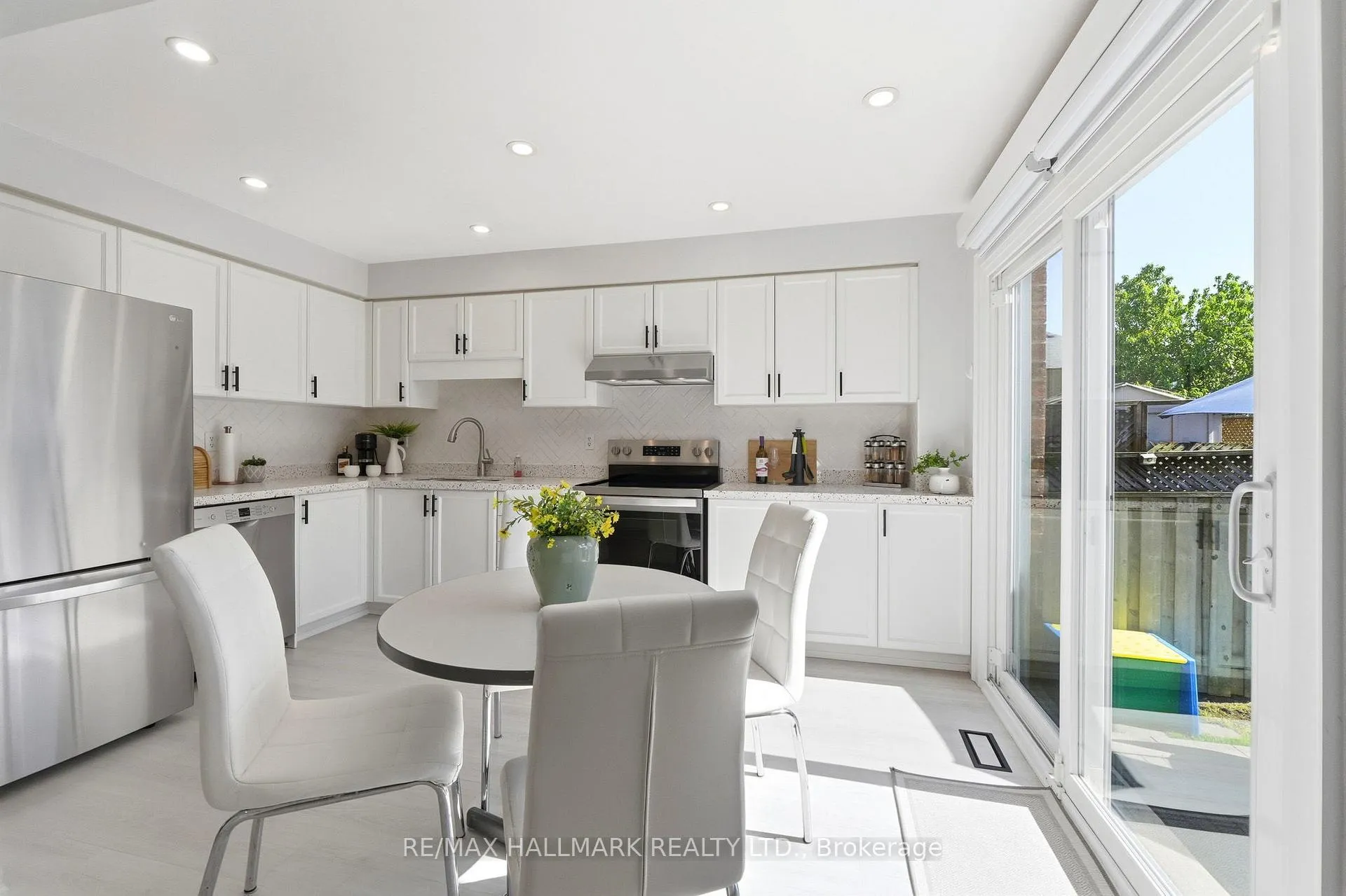 Photo 11 of 46 Matthew Drive, Vaughan, East Woodbridge — HOMEH
