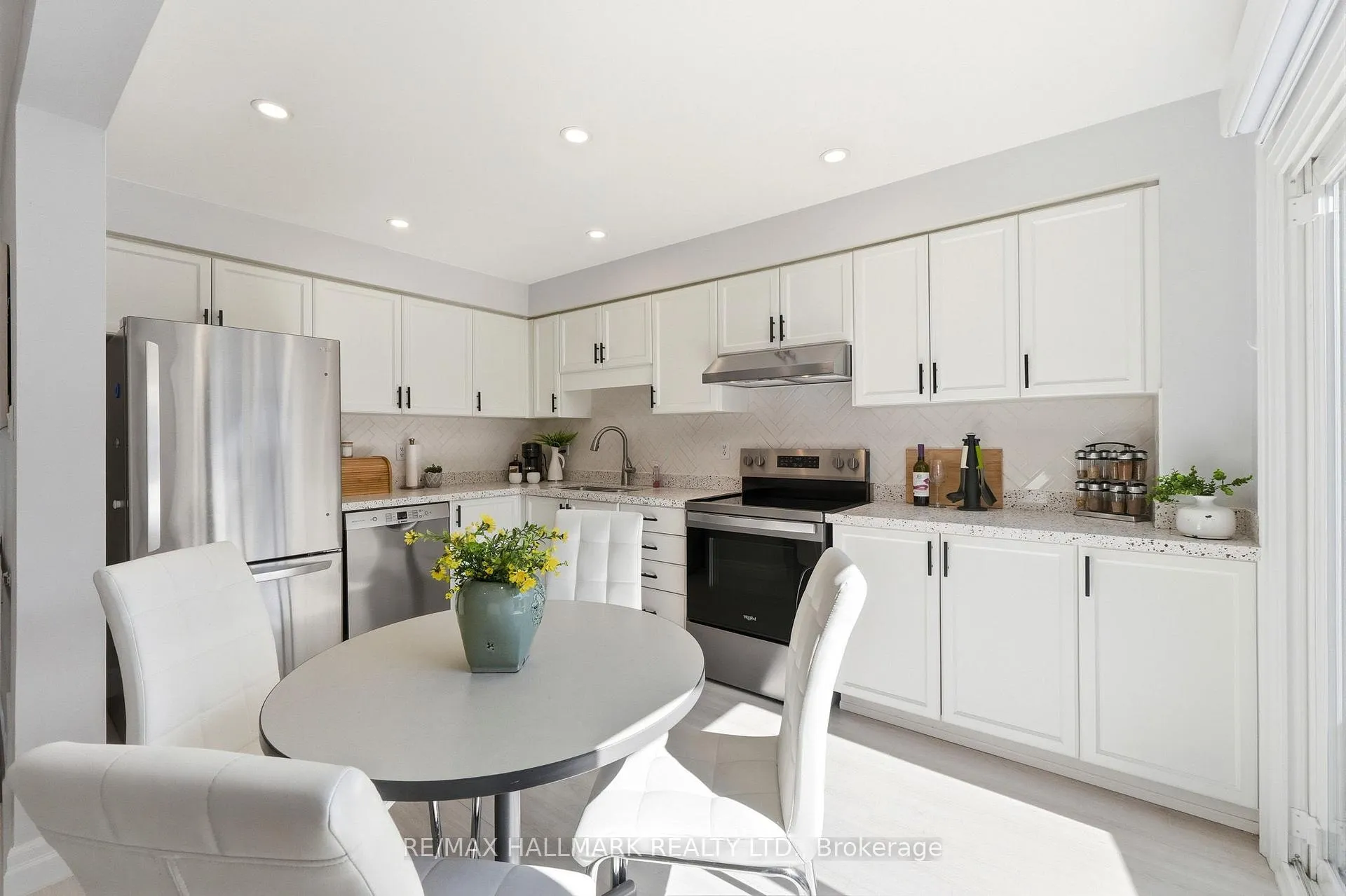 Photo 12 of 46 Matthew Drive, Vaughan, East Woodbridge — HOMEH