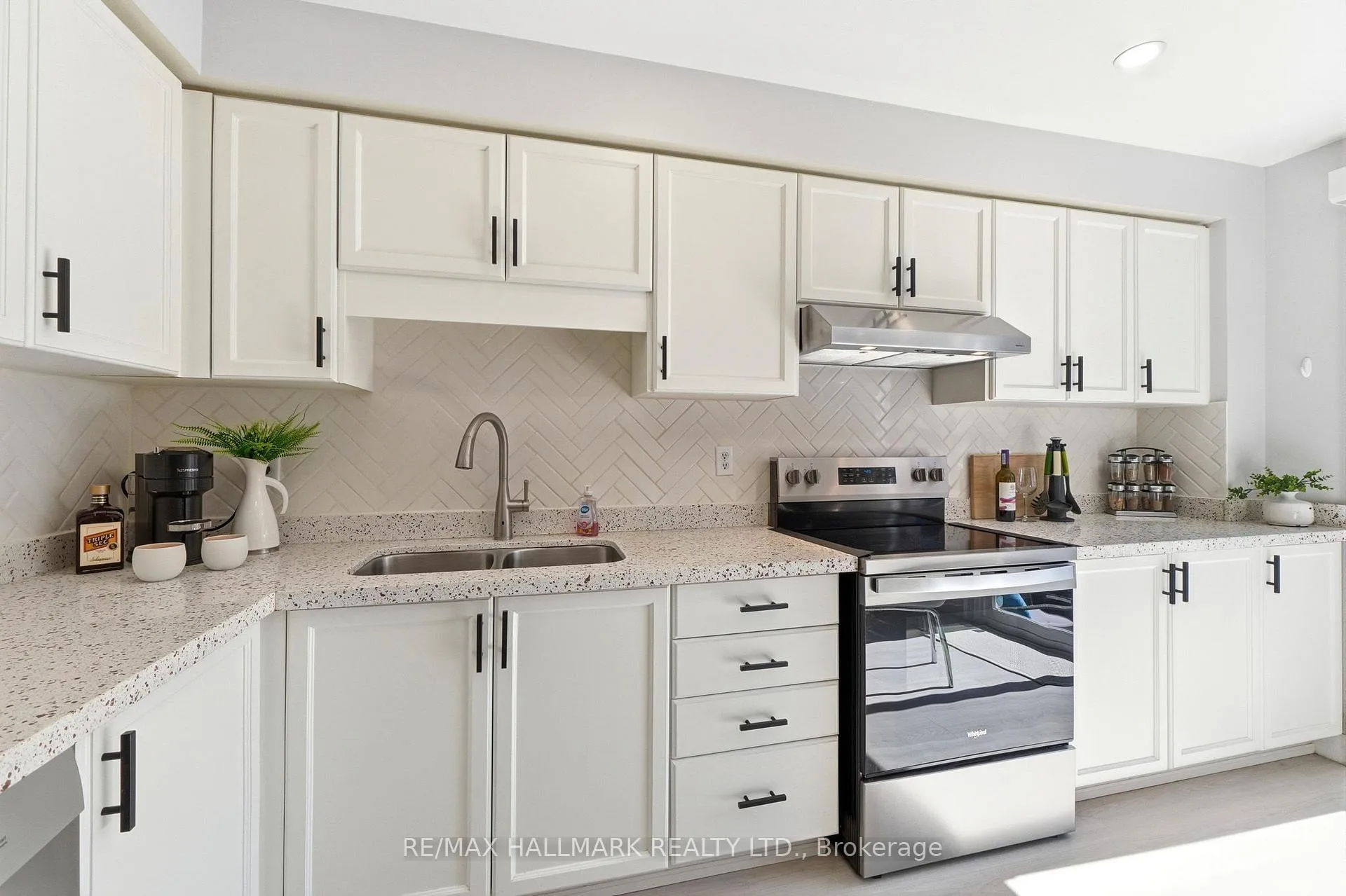 Photo 14 of 46 Matthew Drive, Vaughan, East Woodbridge — HOMEH