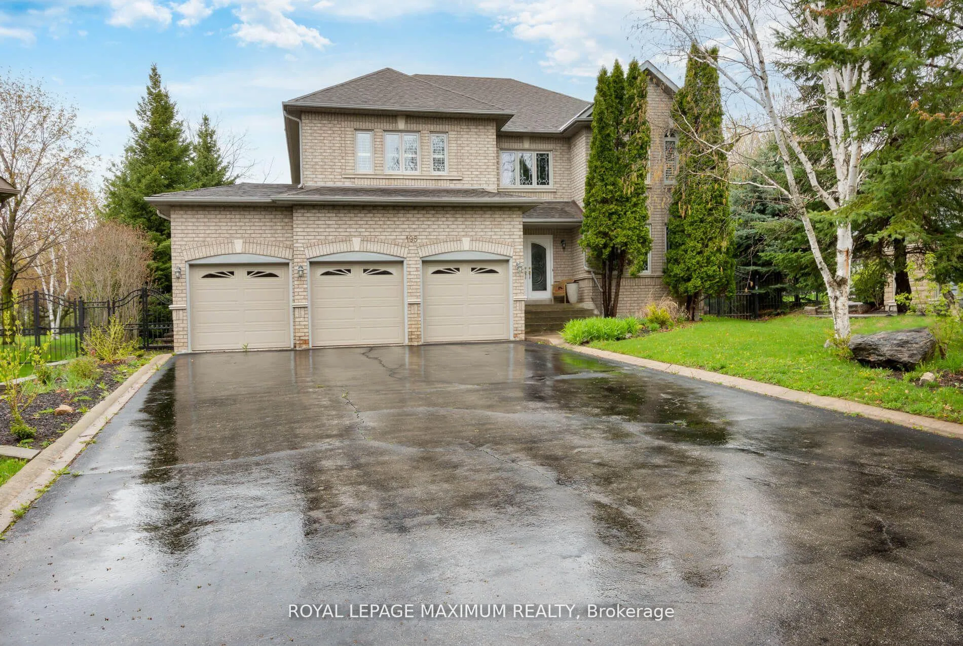 Front of 195 Gridleigh Park Crescent W