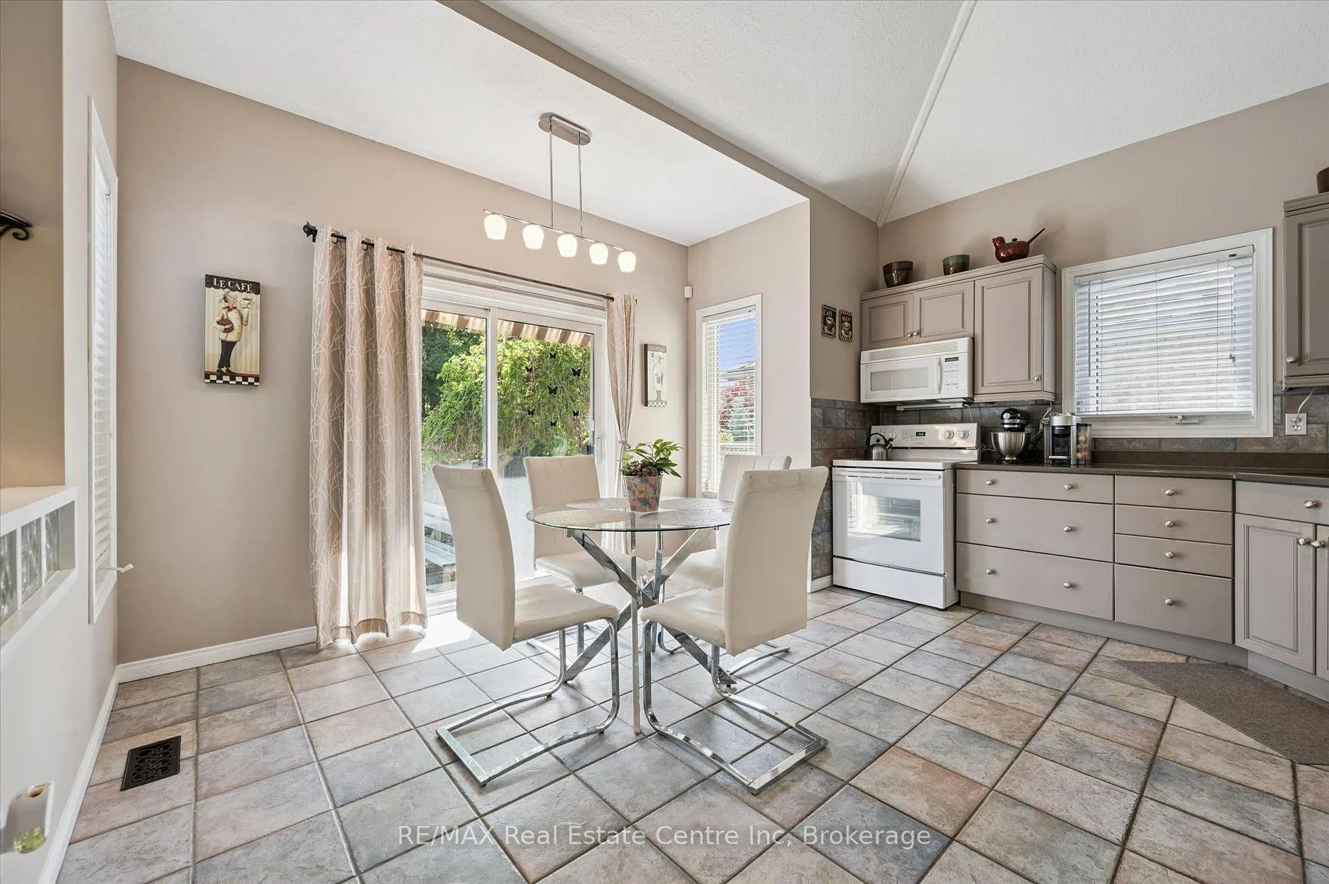 Photo 5 of 24 Pine Ridge Drive, Guelph, Pineridge/Westminster Woods — HOMEH