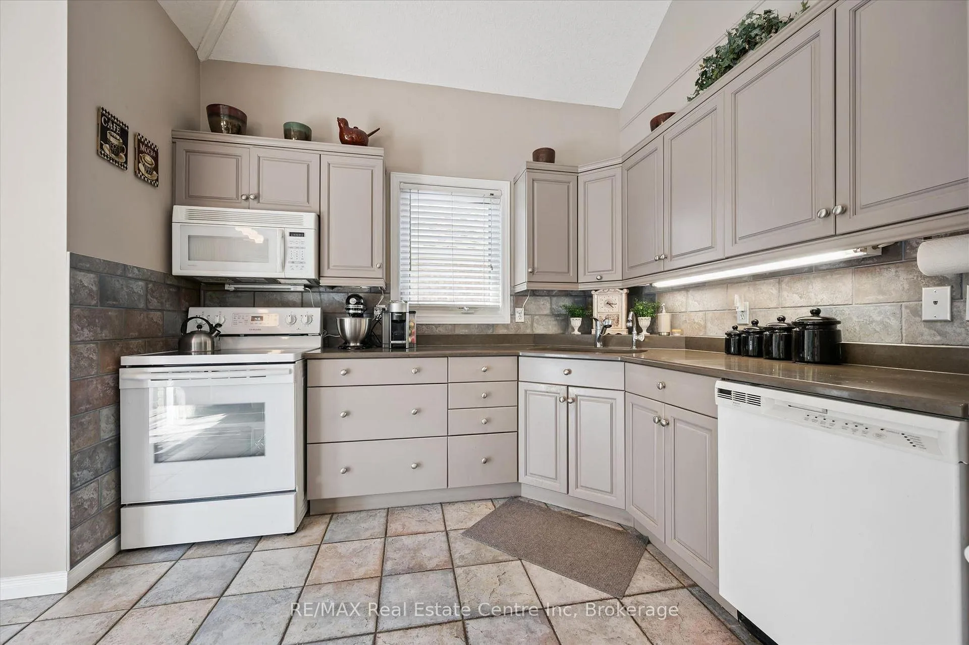Photo 6 of 24 Pine Ridge Drive, Guelph, Pineridge/Westminster Woods — HOMEH