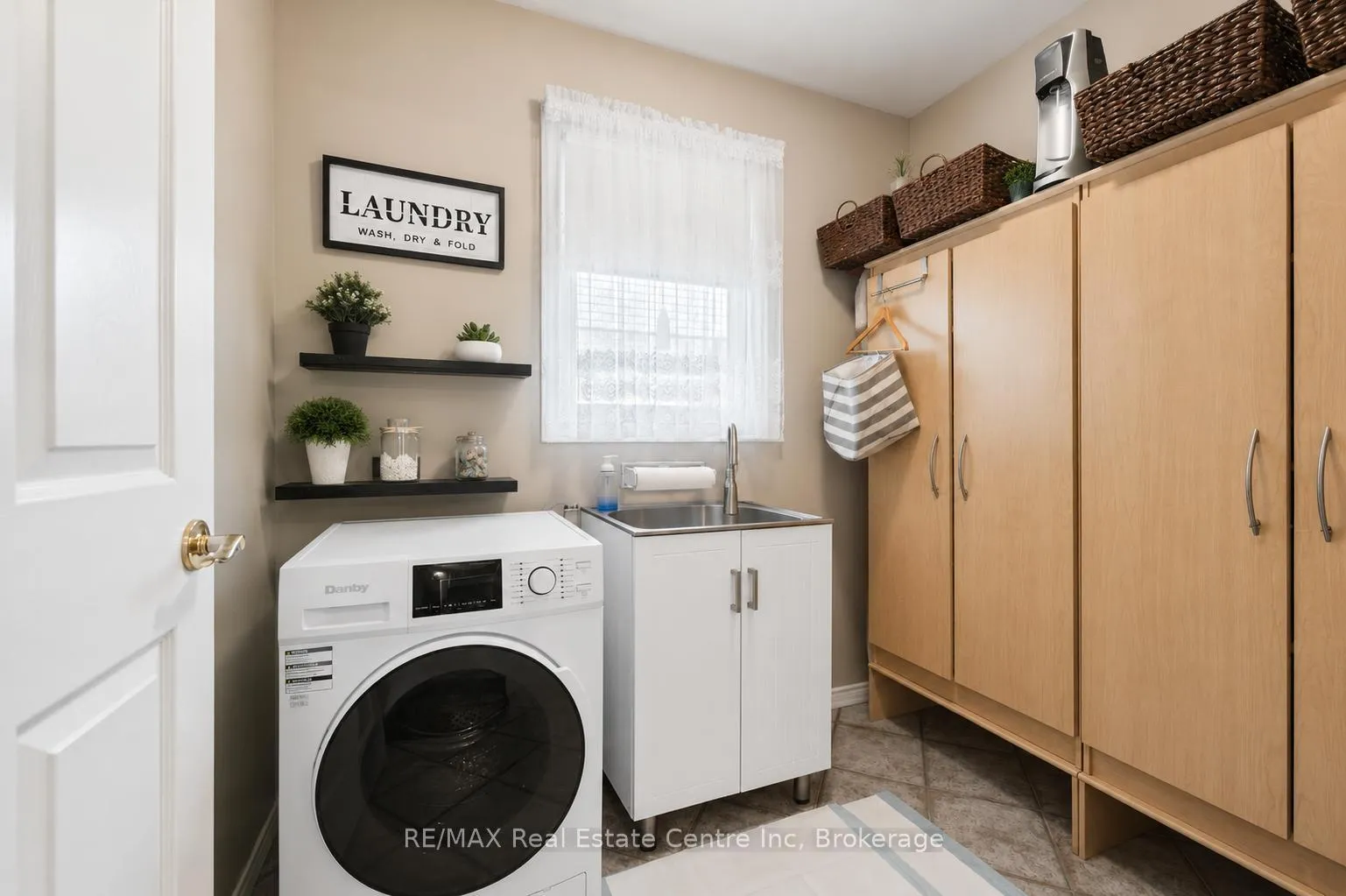 Photo 11 of 24 Pine Ridge Drive, Guelph, Pineridge/Westminster Woods — HOMEH