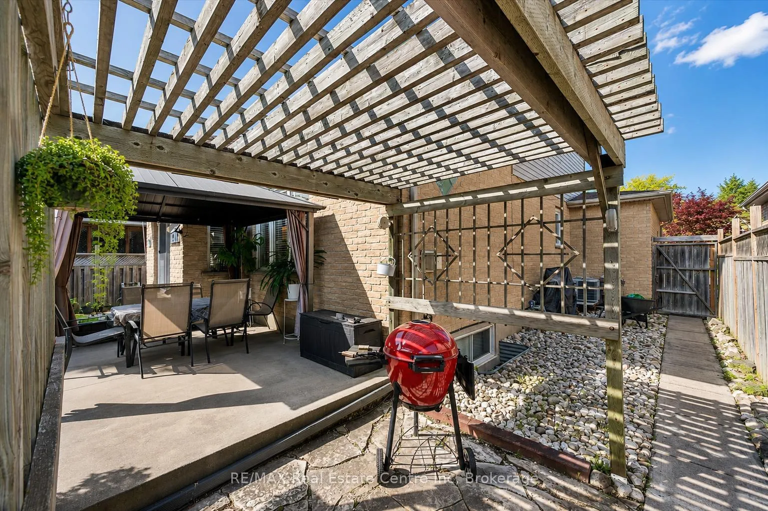 Photo 23 of 24 Pine Ridge Drive, Guelph, Pineridge/Westminster Woods — HOMEH