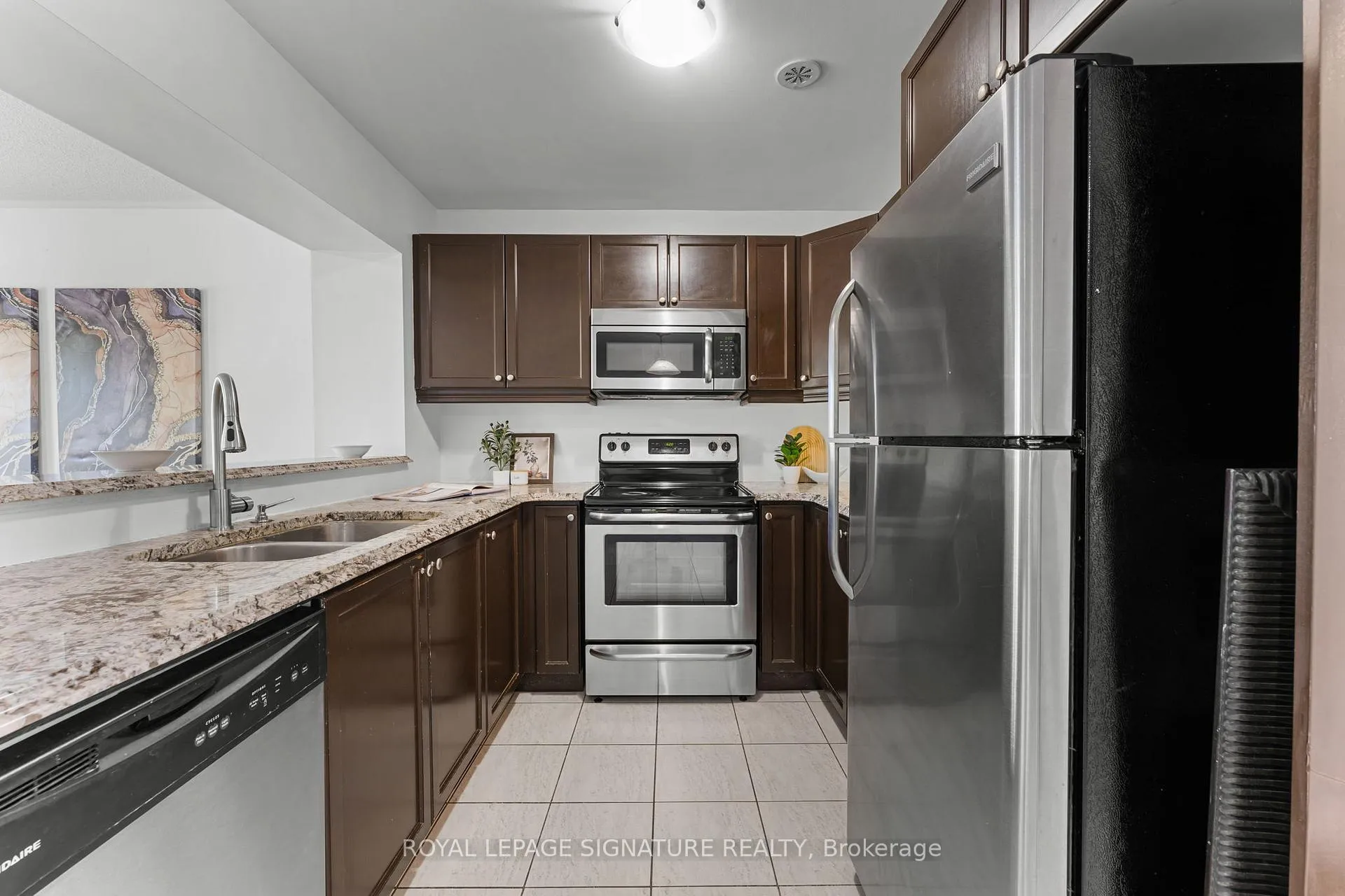Photo 12 of 22 Donomore Drive, Brampton, Northwest Brampton — HOMEH