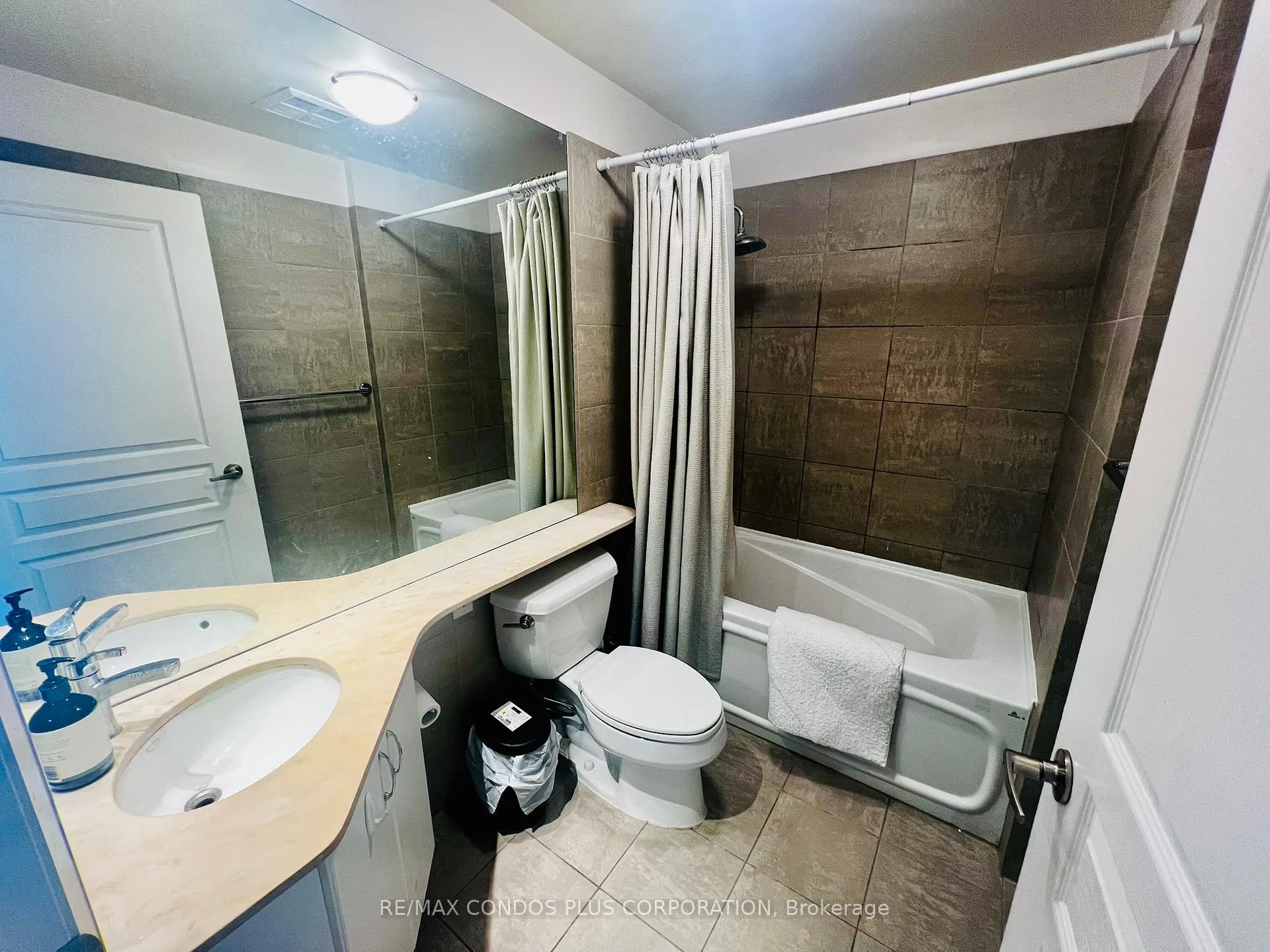 Photo 5 of Unit 1005, 1121 Bay Street, Toronto, Bay Street Corridor — HOMEH
