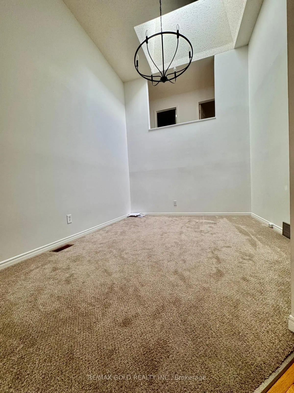 Photo 5 of 140 Dinison Crescent, Kitchener — HOMEH