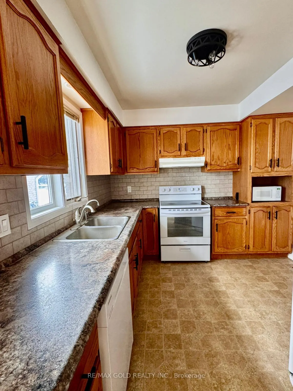 Photo 7 of 140 Dinison Crescent, Kitchener — HOMEH