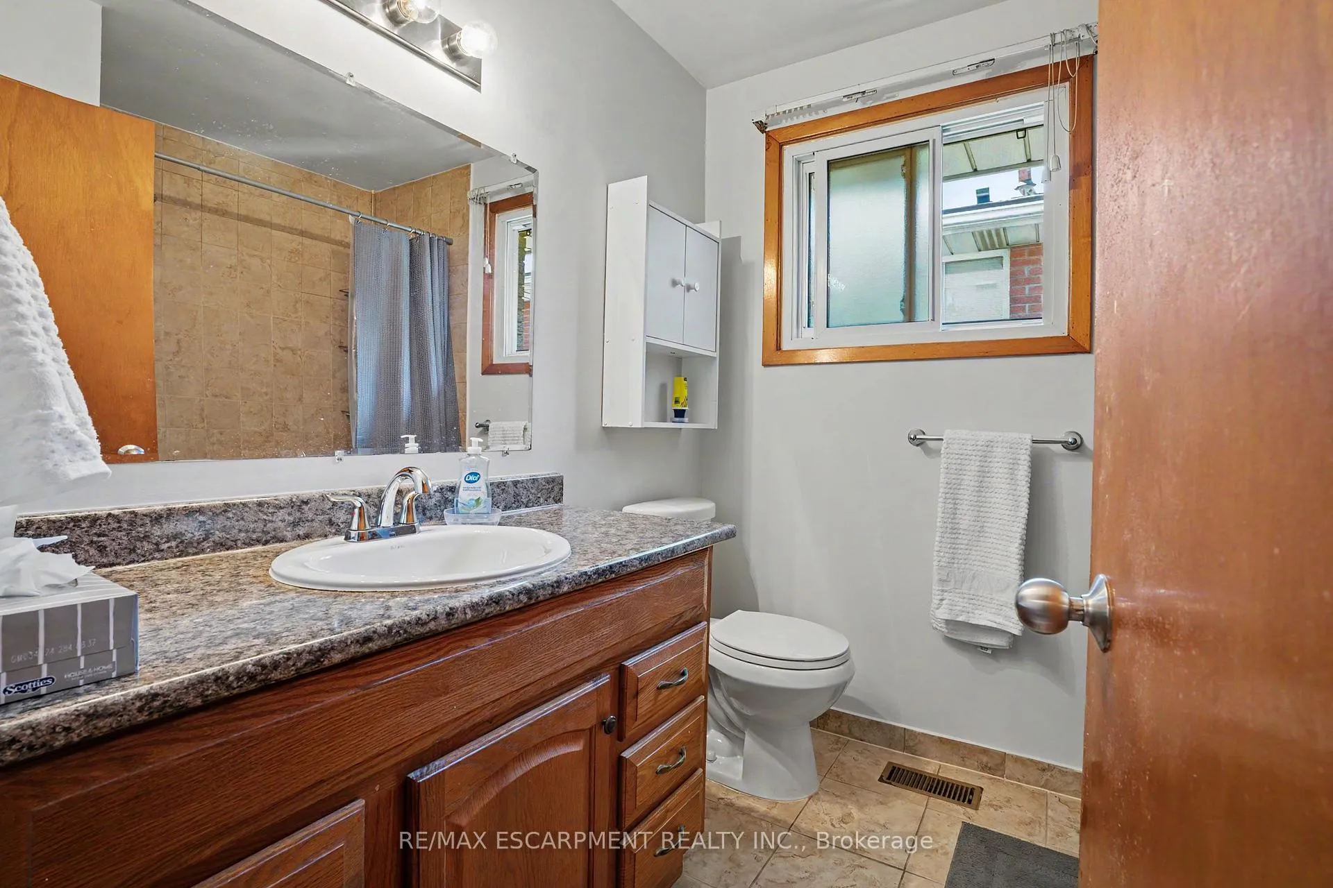 Photo 13 of 95 Fieldway Drive, Hamilton, Bruleville — HOMEH