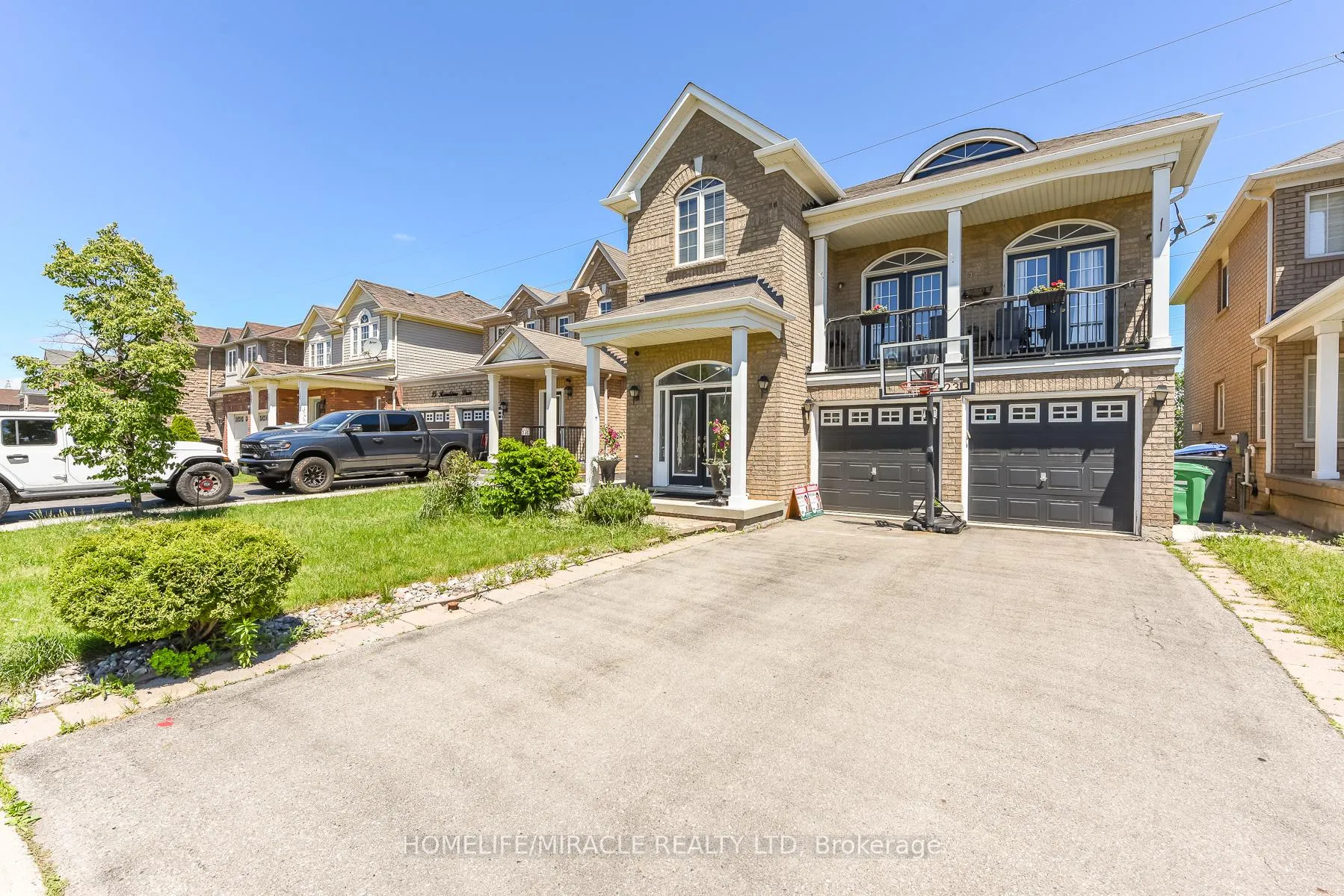 Photo 2 of 23 Roundstone Drive, Brampton, Credit Valley — HOMEH