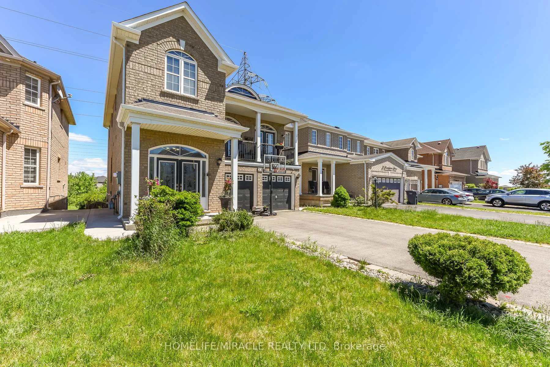 Photo 3 of 23 Roundstone Drive, Brampton, Credit Valley — HOMEH