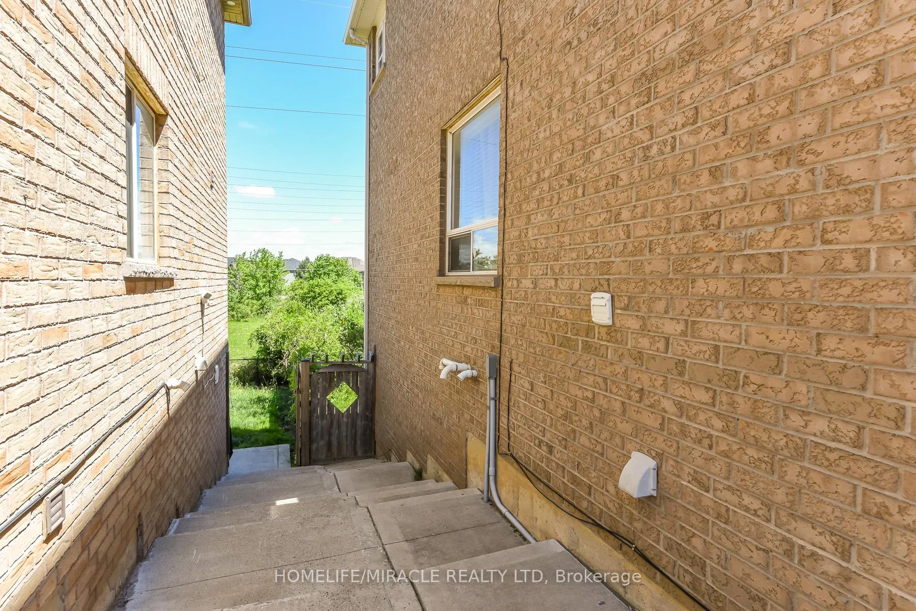 Photo 33 of 23 Roundstone Drive, Brampton, Credit Valley — HOMEH