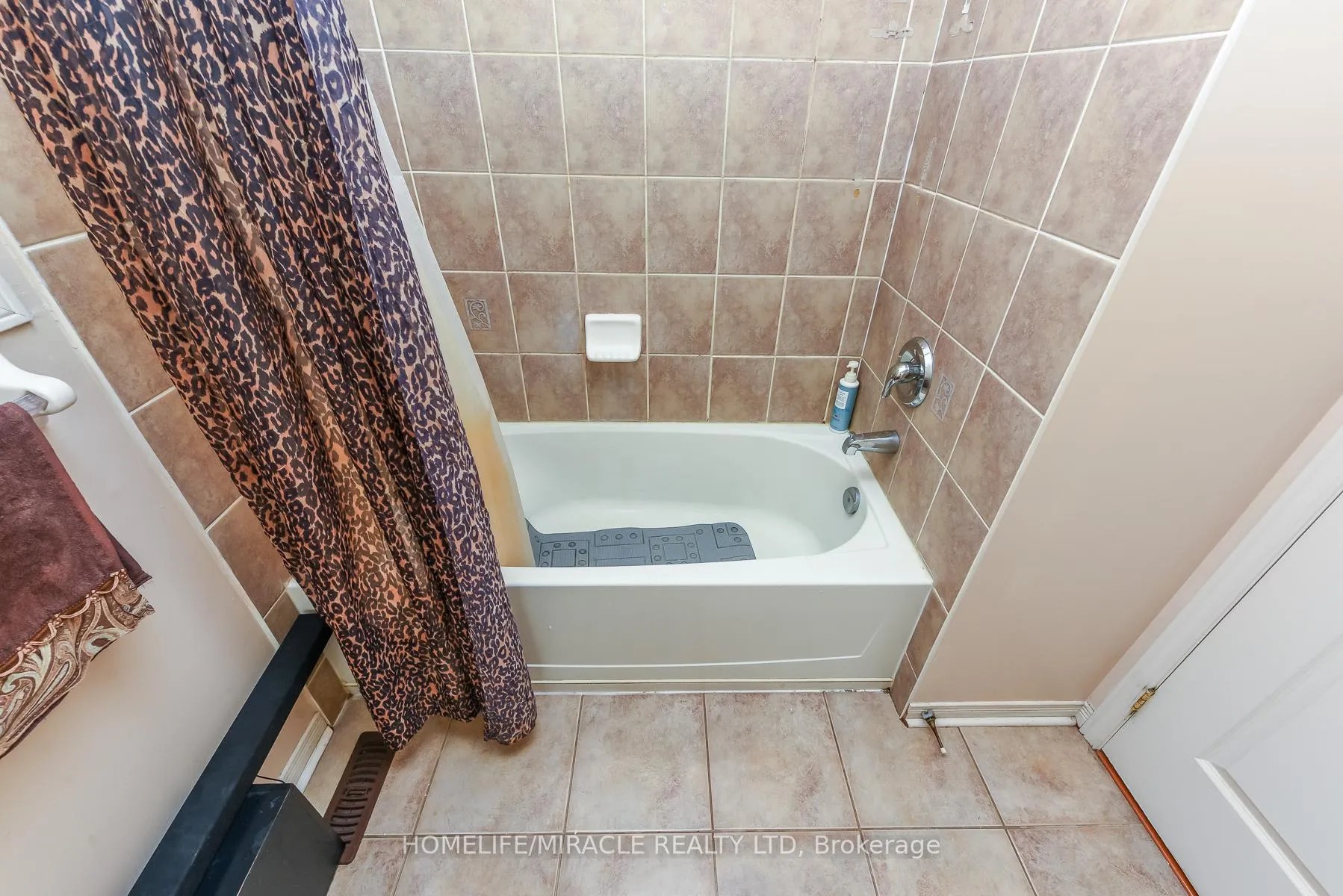 Photo 38 of 23 Roundstone Drive, Brampton, Credit Valley — HOMEH