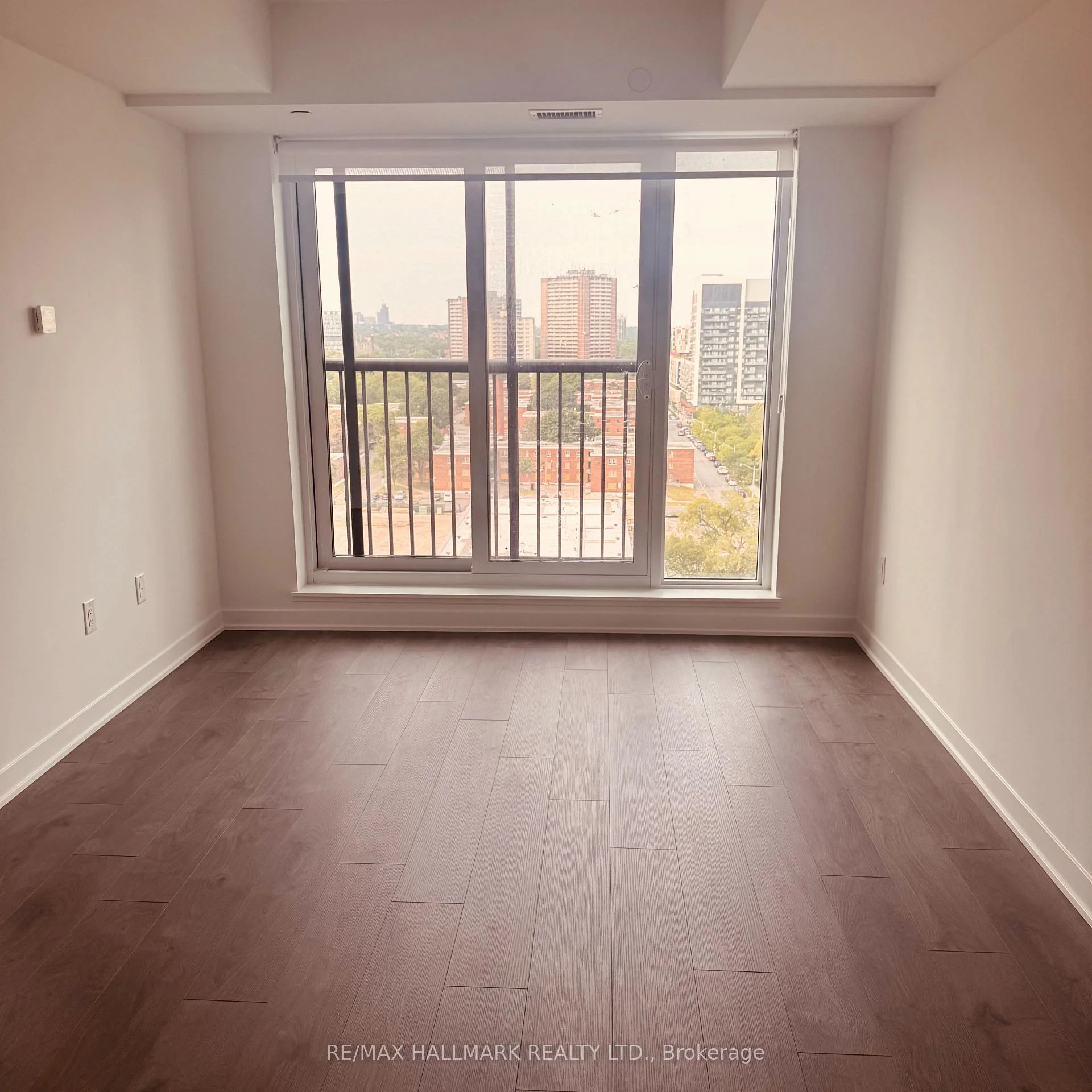 Photo 3 of 10 Oak Street, Toronto, Regent Park — HOMEH