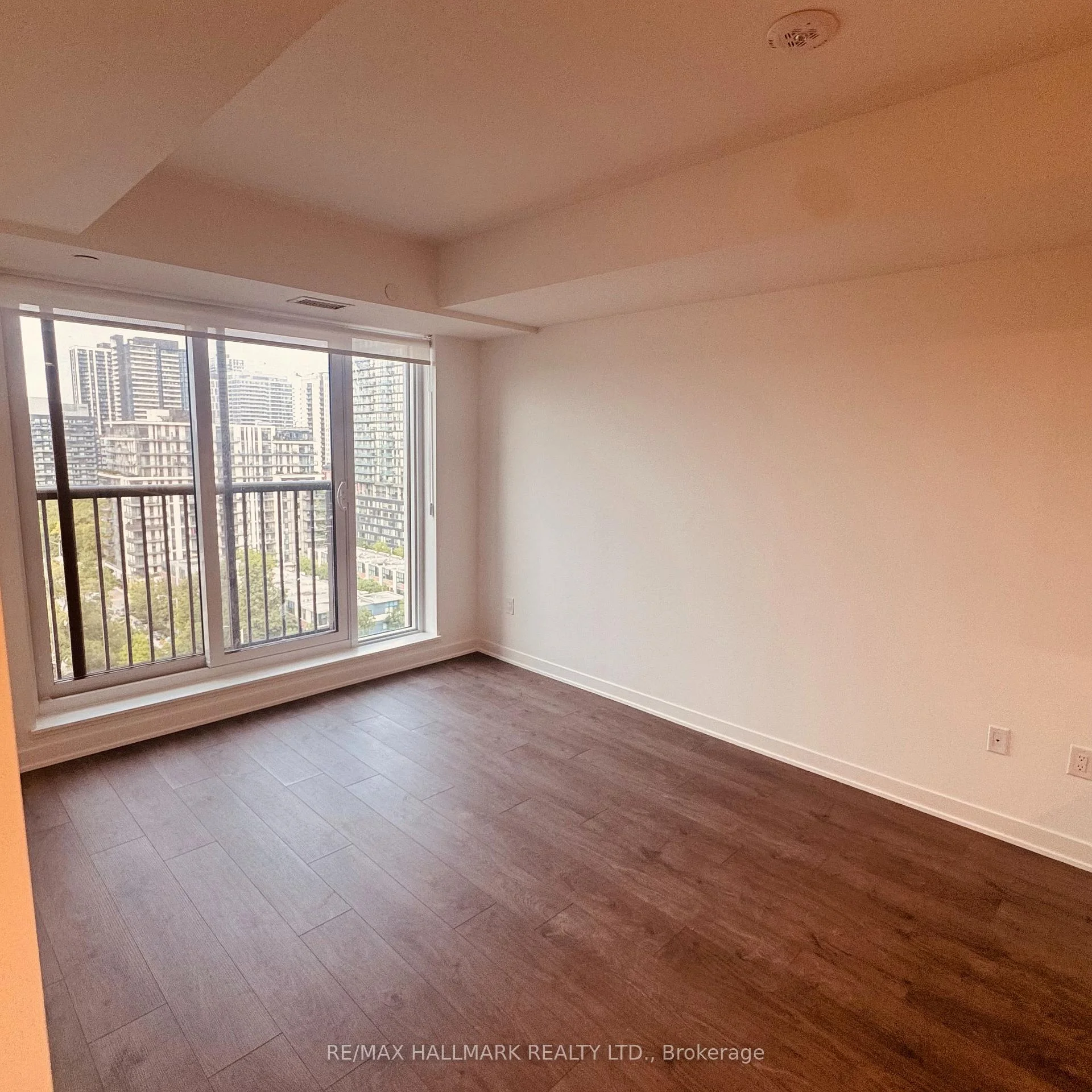 Photo 4 of 10 Oak Street, Toronto, Regent Park — HOMEH
