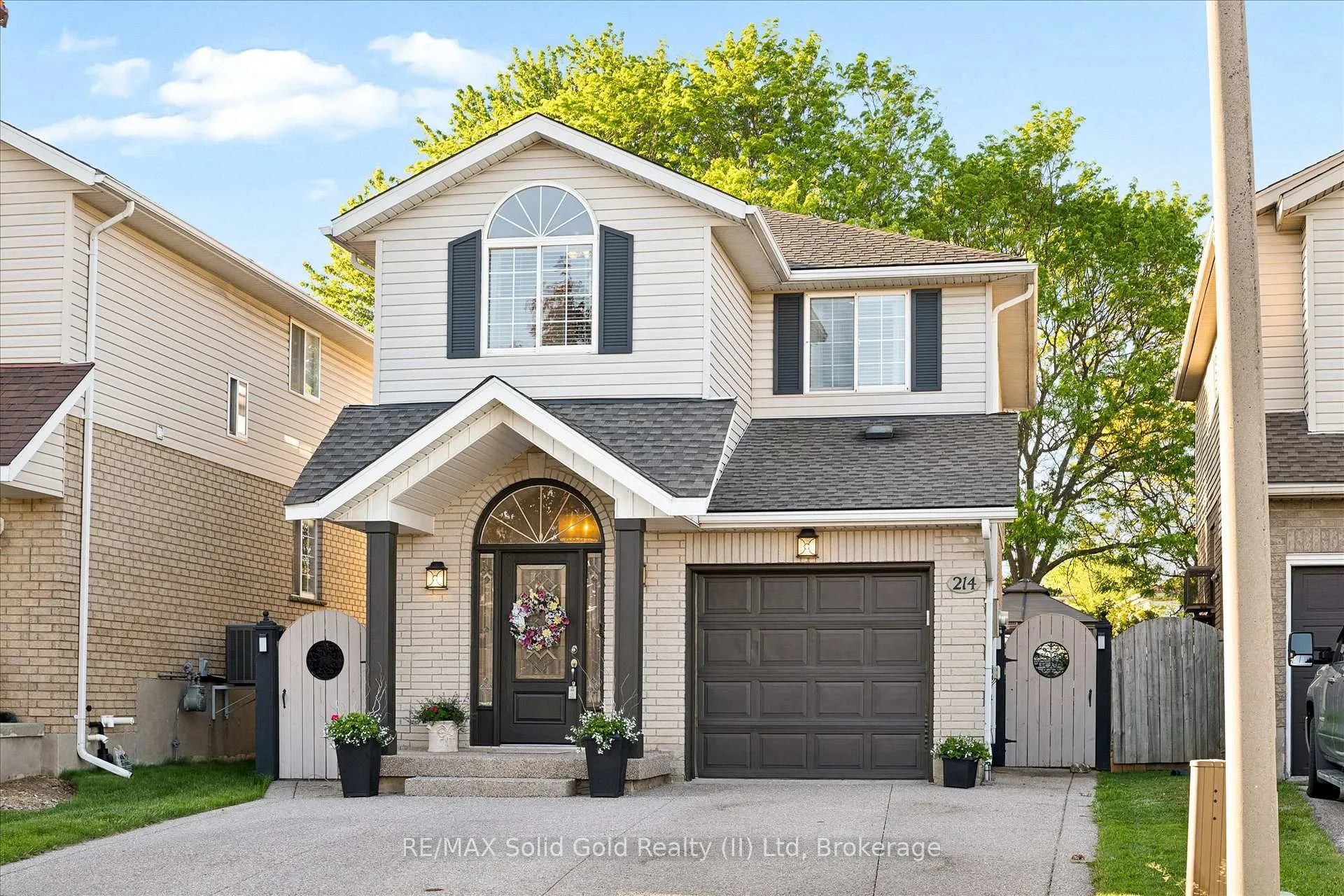 Photo 2 of 214 Grey Fox Drive, Kitchener — HOMEH
