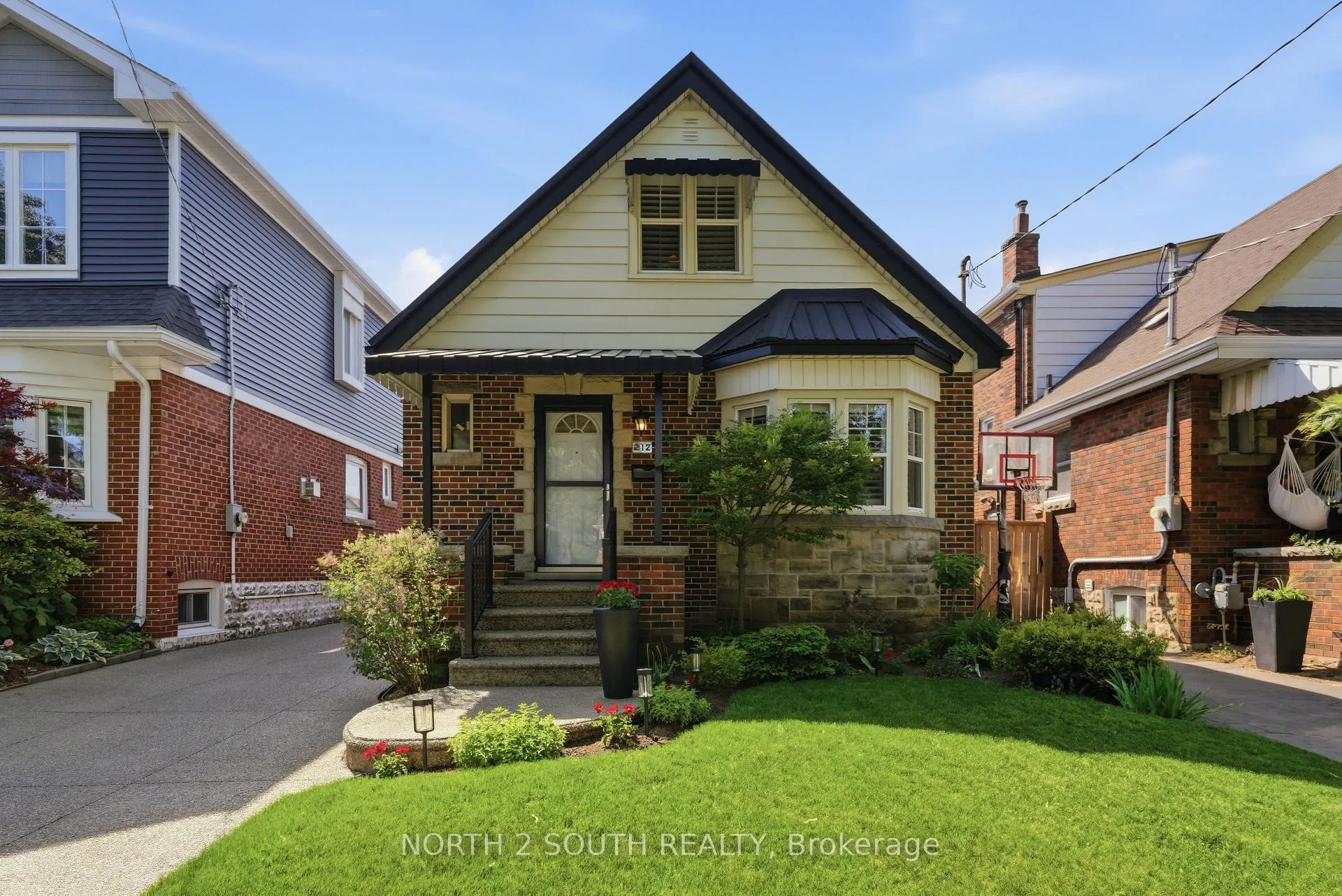 Photo 2 of 212 Wexford Avenue S, Hamilton, Delta — HOMEH
