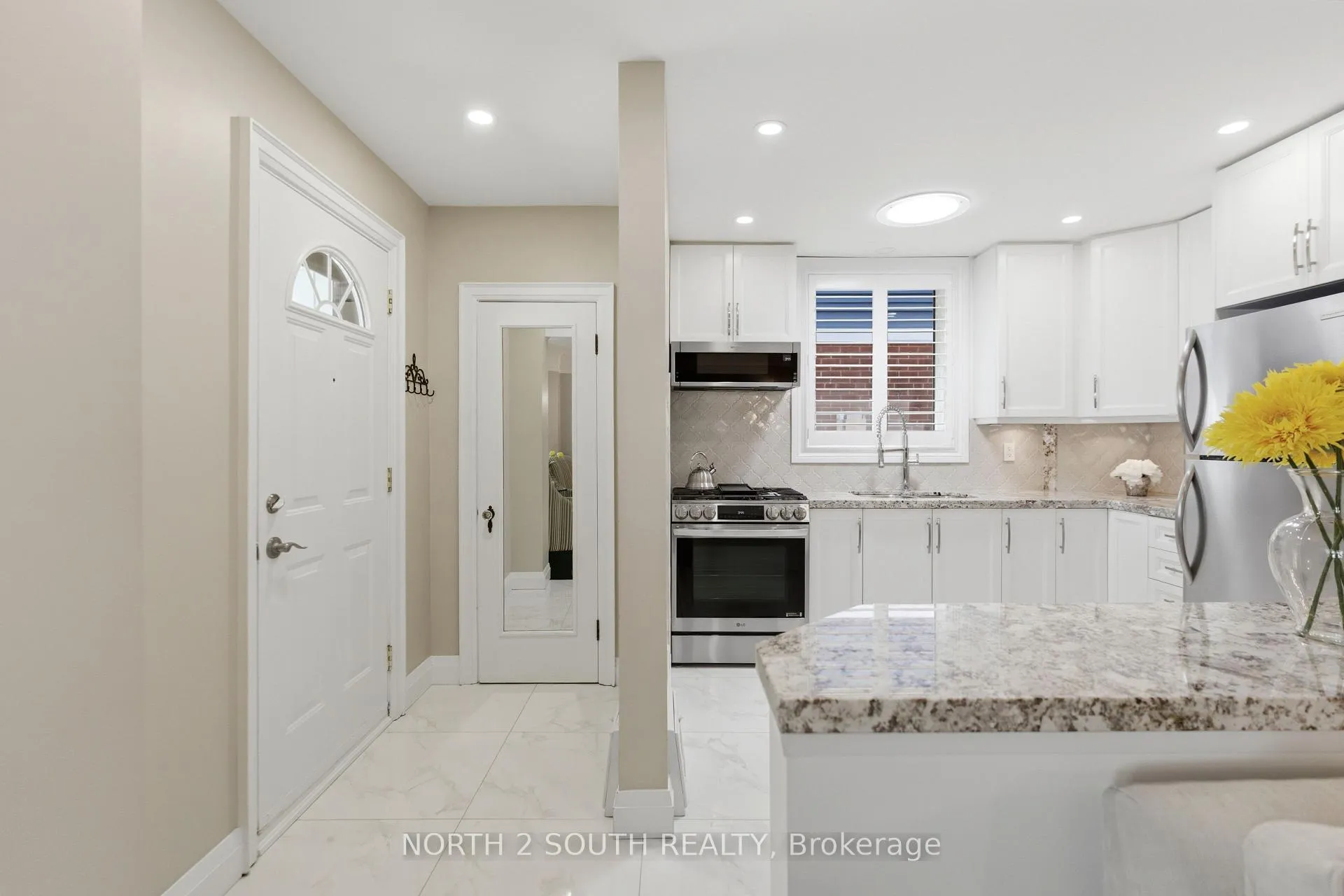 Photo 7 of 212 Wexford Avenue S, Hamilton, Delta — HOMEH