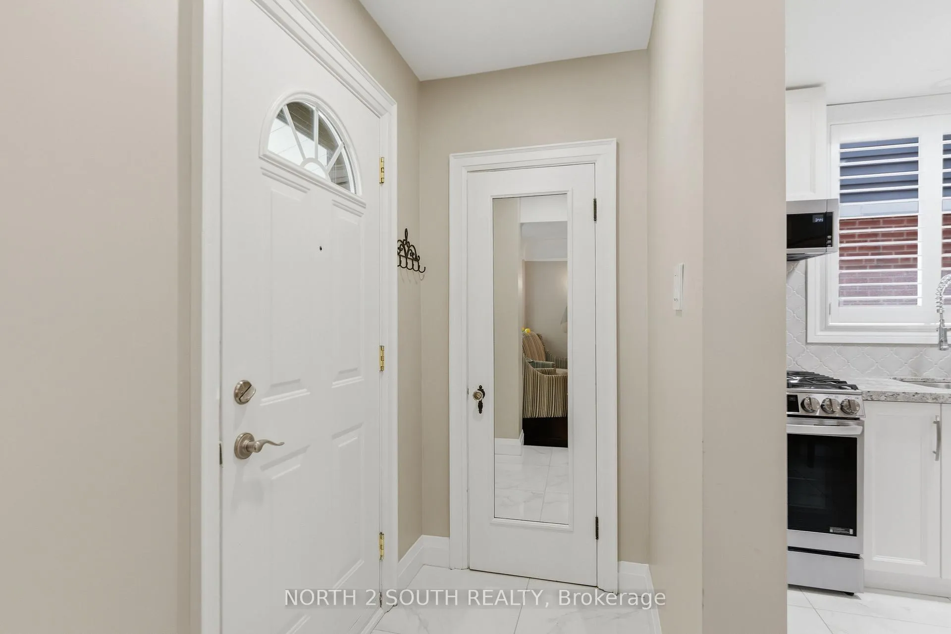 Photo 8 of 212 Wexford Avenue S, Hamilton, Delta — HOMEH