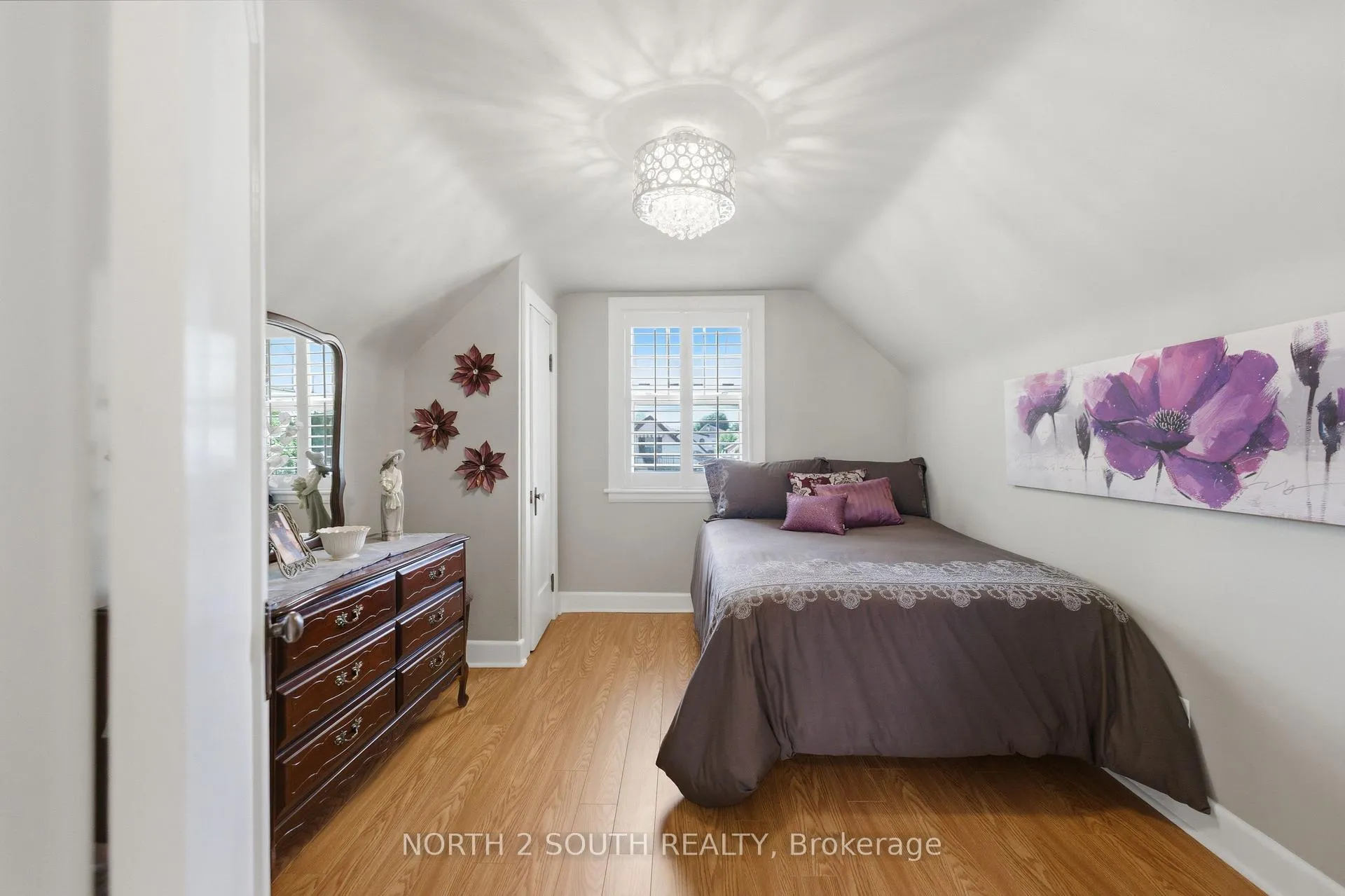 Photo 17 of 212 Wexford Avenue S, Hamilton, Delta — HOMEH