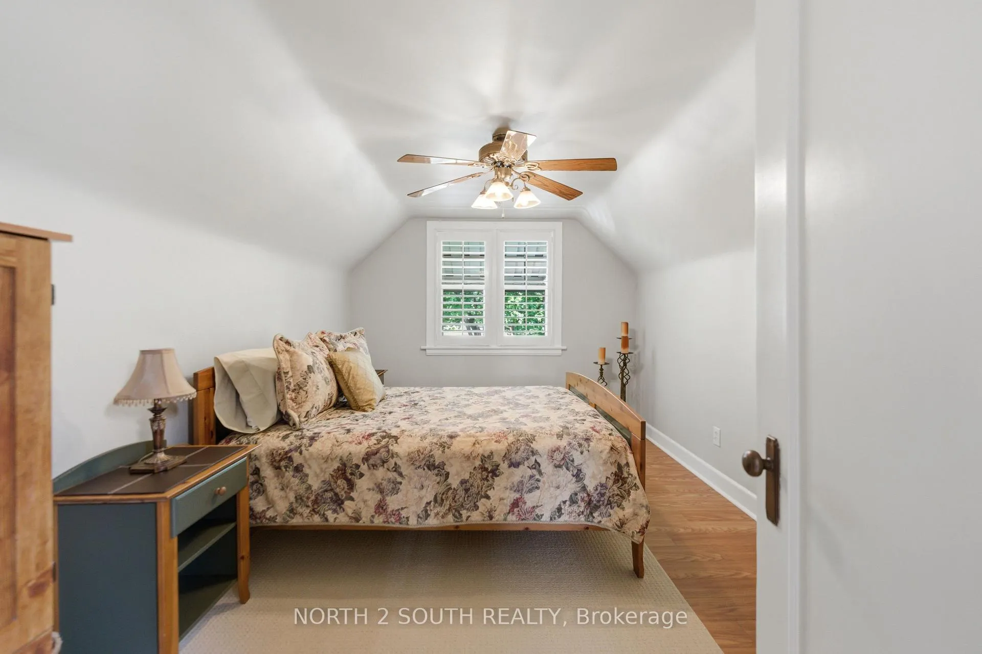 Photo 19 of 212 Wexford Avenue S, Hamilton, Delta — HOMEH
