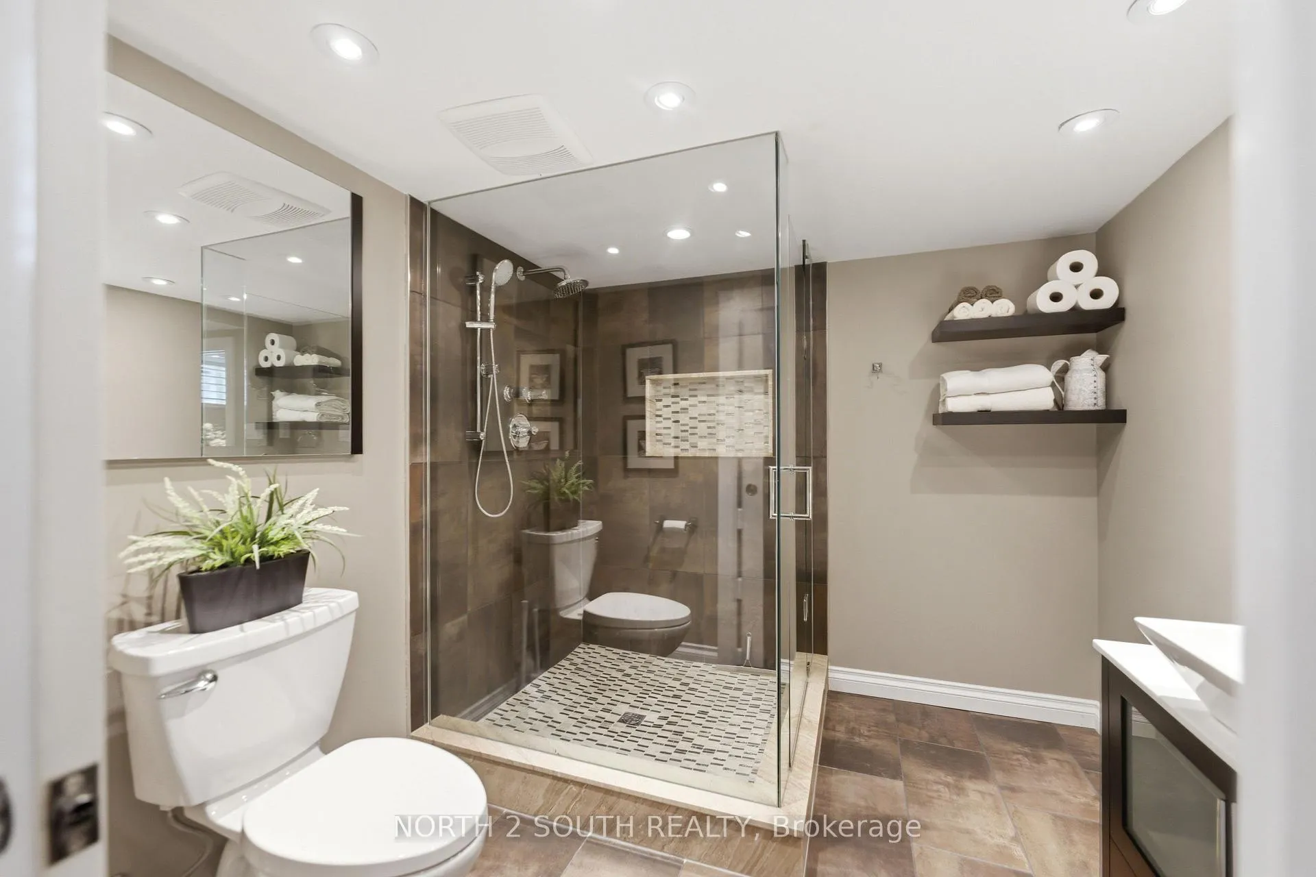 Photo 23 of 212 Wexford Avenue S, Hamilton, Delta — HOMEH