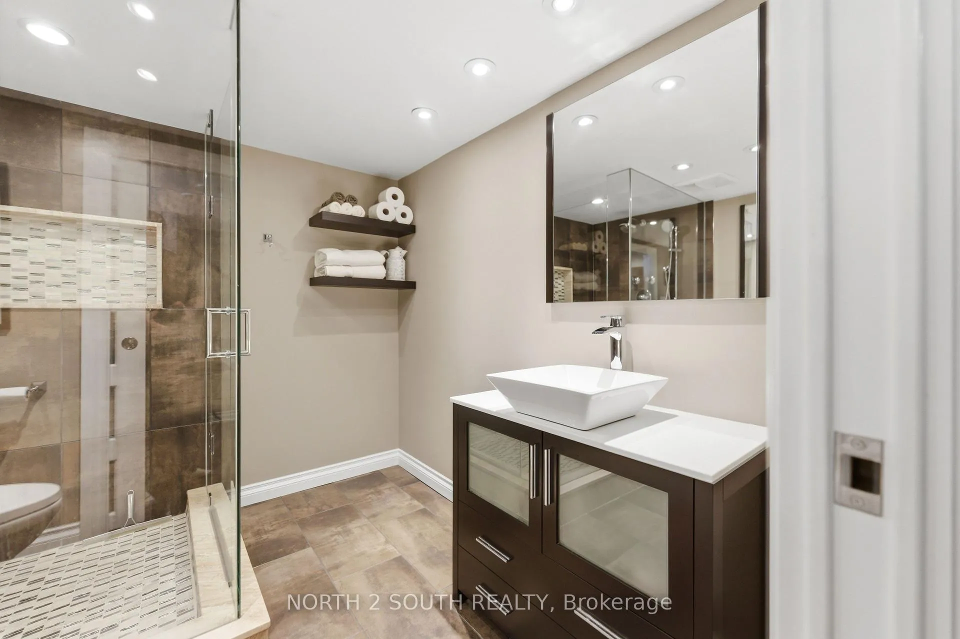 Photo 24 of 212 Wexford Avenue S, Hamilton, Delta — HOMEH