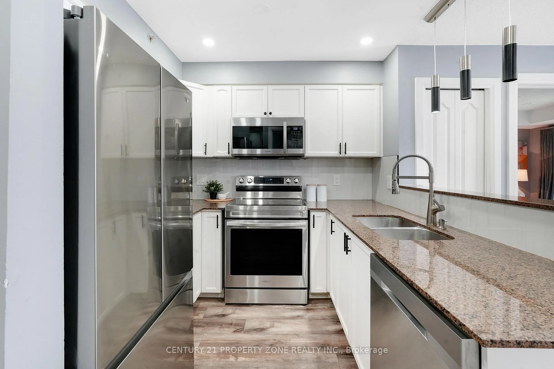 Photo 4 of 8 Dayspring Circle, Brampton, Goreway Drive Corridor — HOMEH