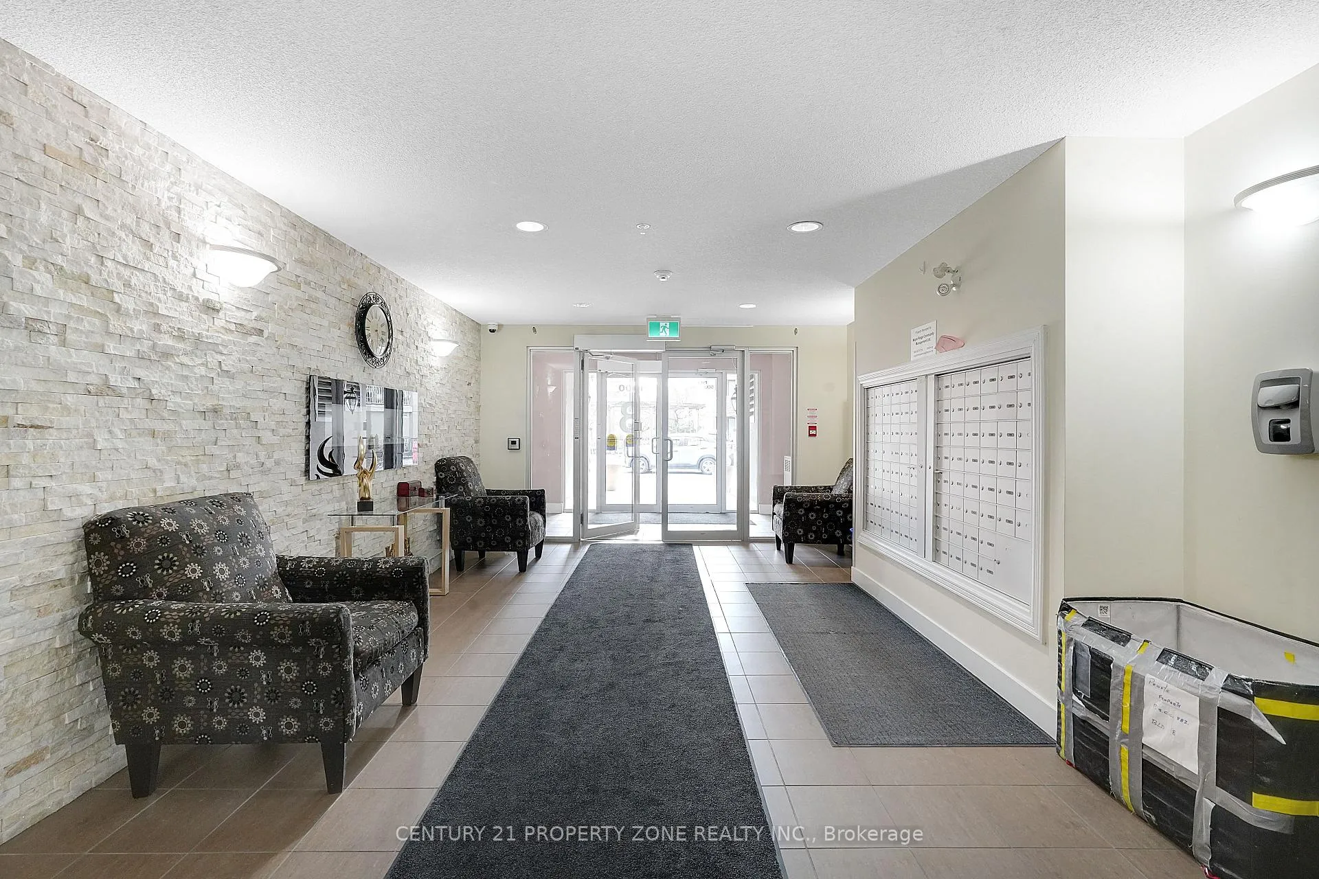 Photo 23 of 8 Dayspring Circle, Brampton, Goreway Drive Corridor — HOMEH