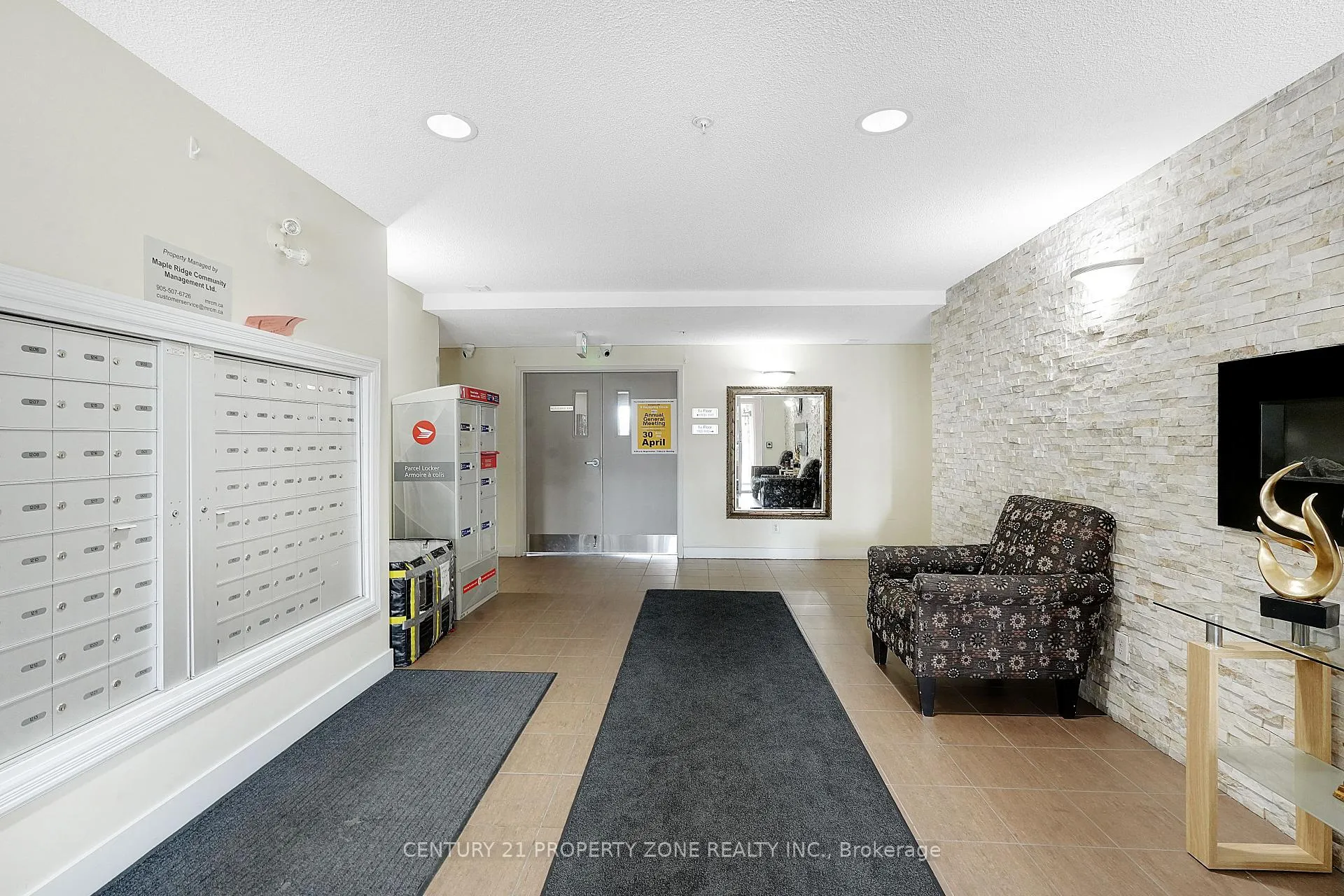 Photo 25 of 8 Dayspring Circle, Brampton, Goreway Drive Corridor — HOMEH