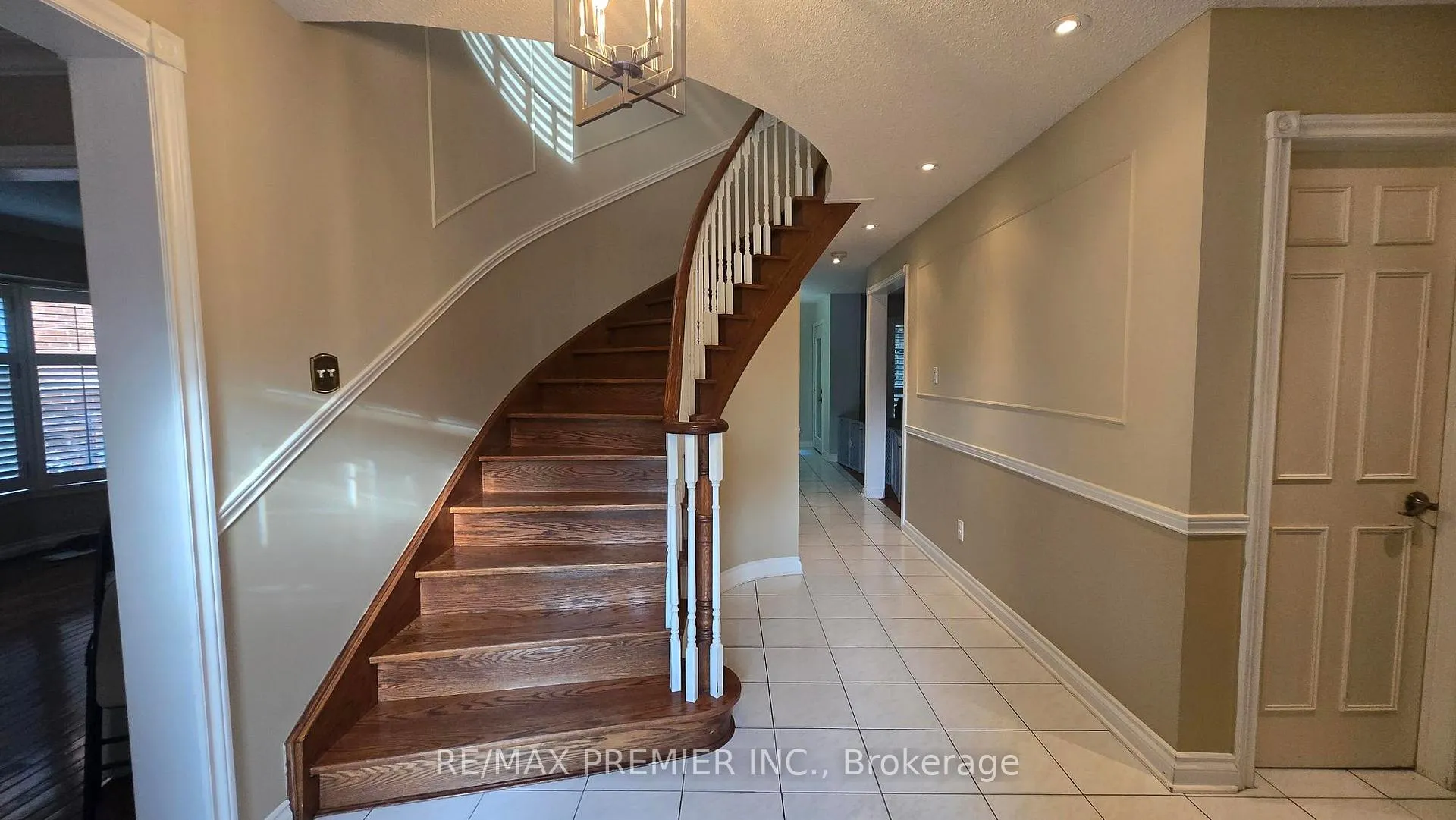 Photo 2 of 4399 Beacon Lane, Mississauga, Creditview — HOMEH