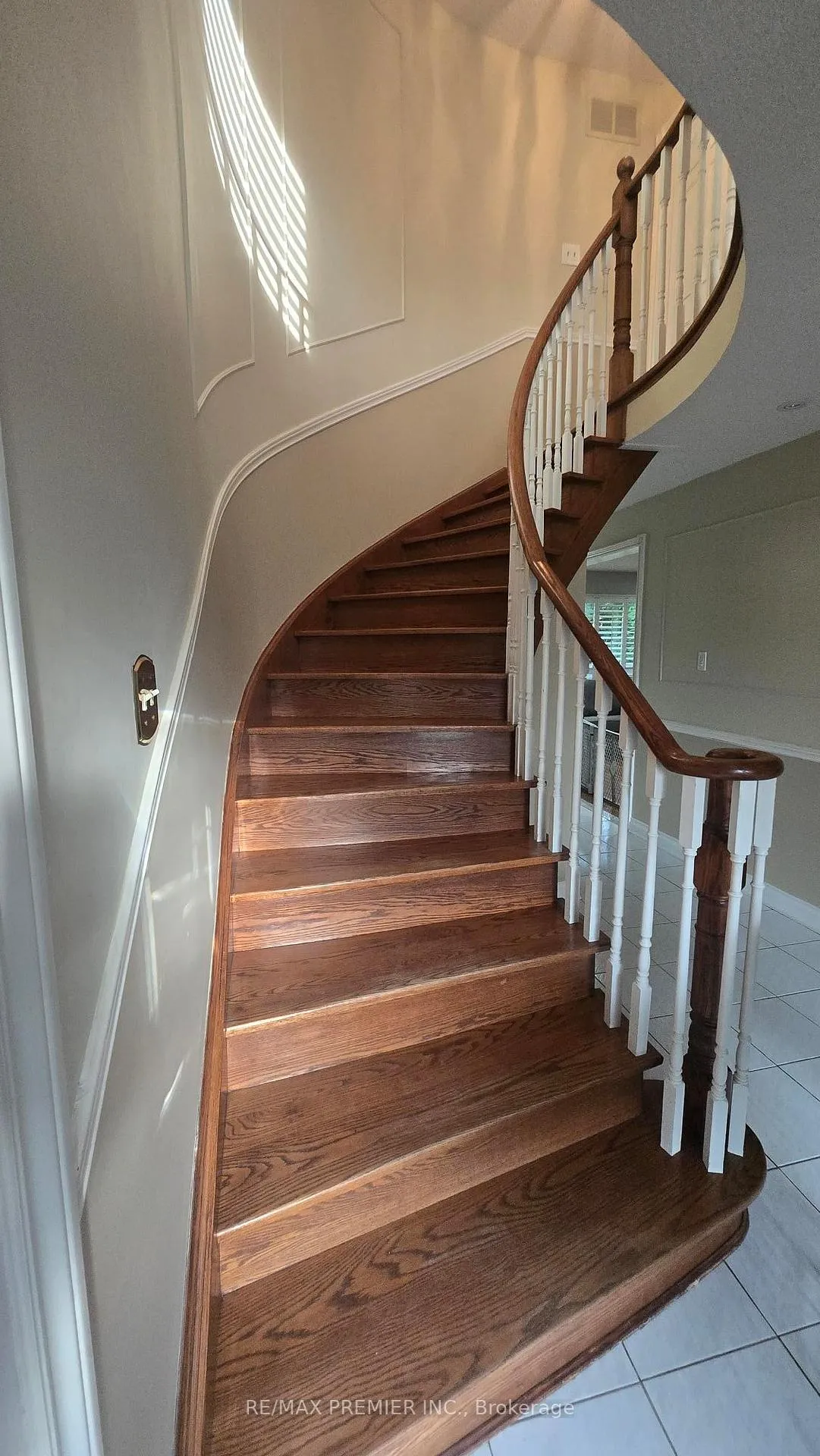 Photo 4 of 4399 Beacon Lane, Mississauga, Creditview — HOMEH