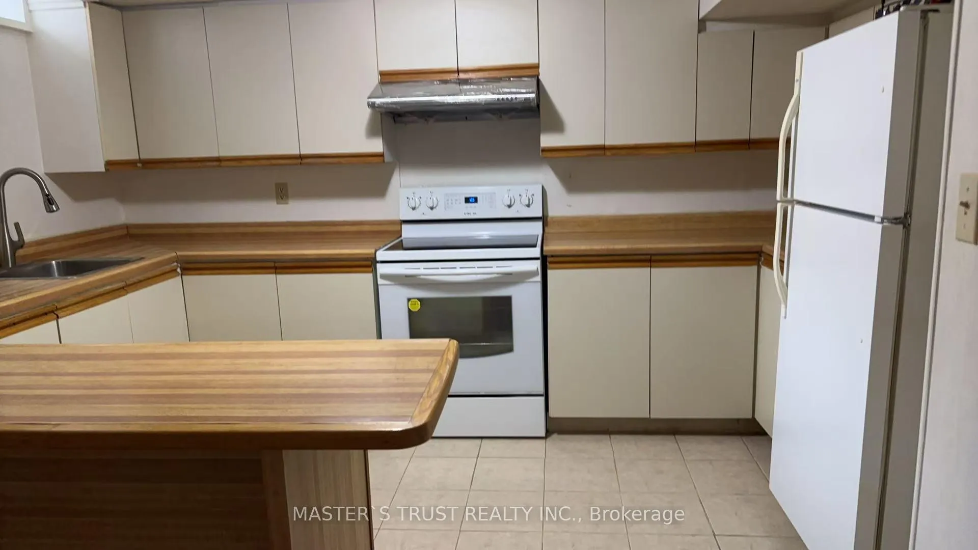Photo 2 of 481 Luzon Crescent, Mississauga, Fairview — HOMEH