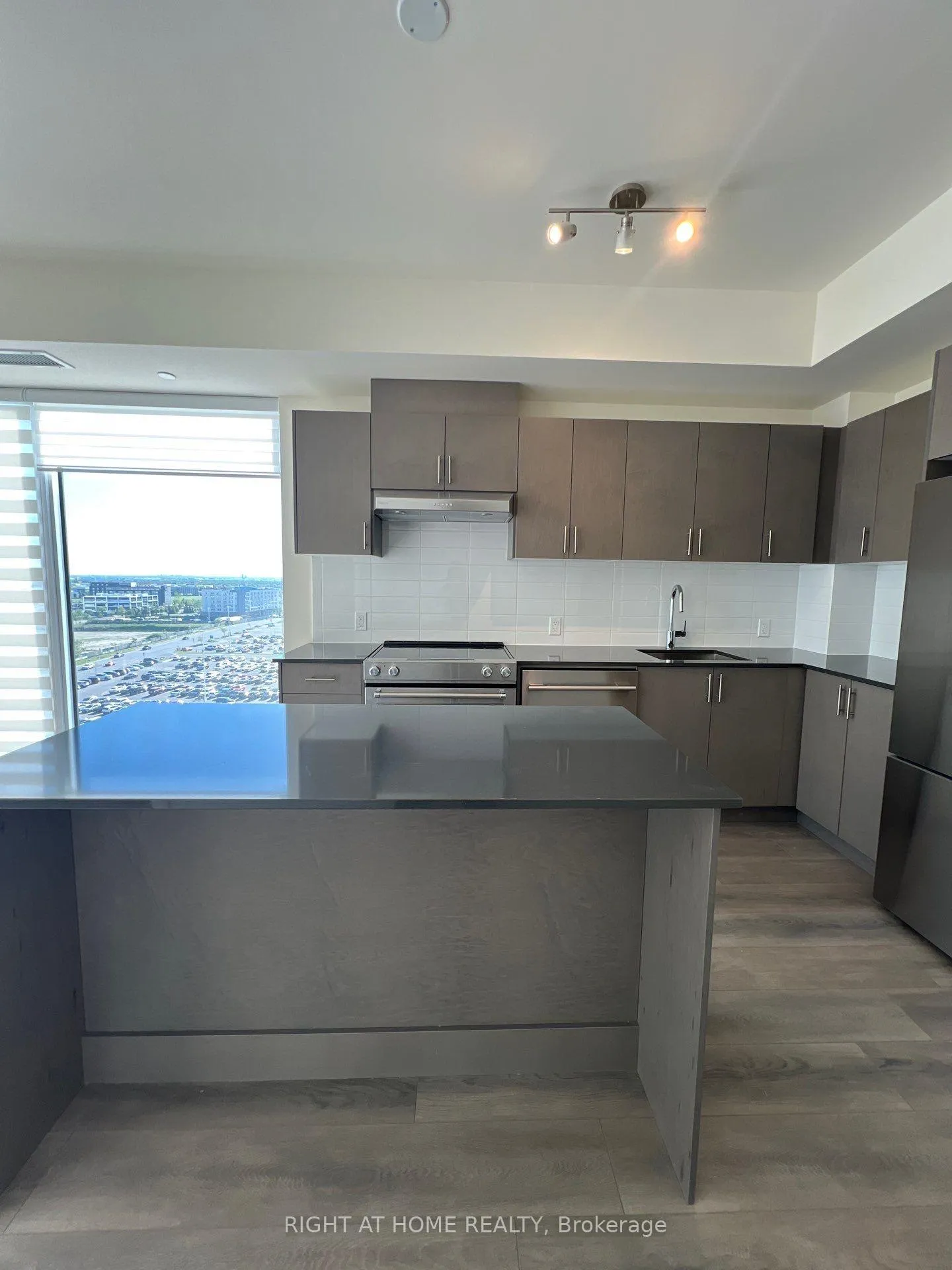 Photo 2 of Unit 905, 27 Korda Gate, Vaughan, Vellore Village — HOMEH