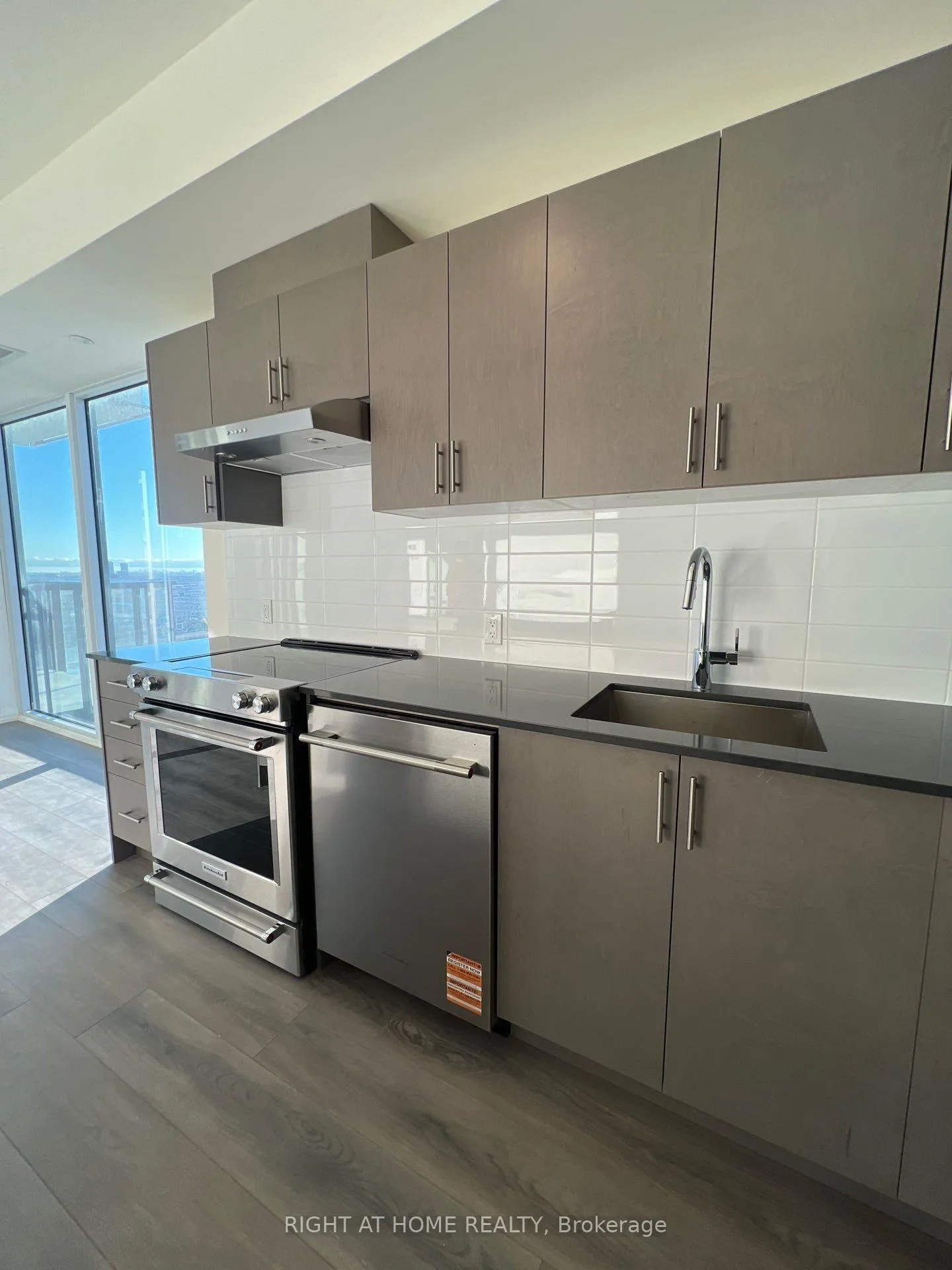 Photo 3 of Unit 905, 27 Korda Gate, Vaughan, Vellore Village — HOMEH