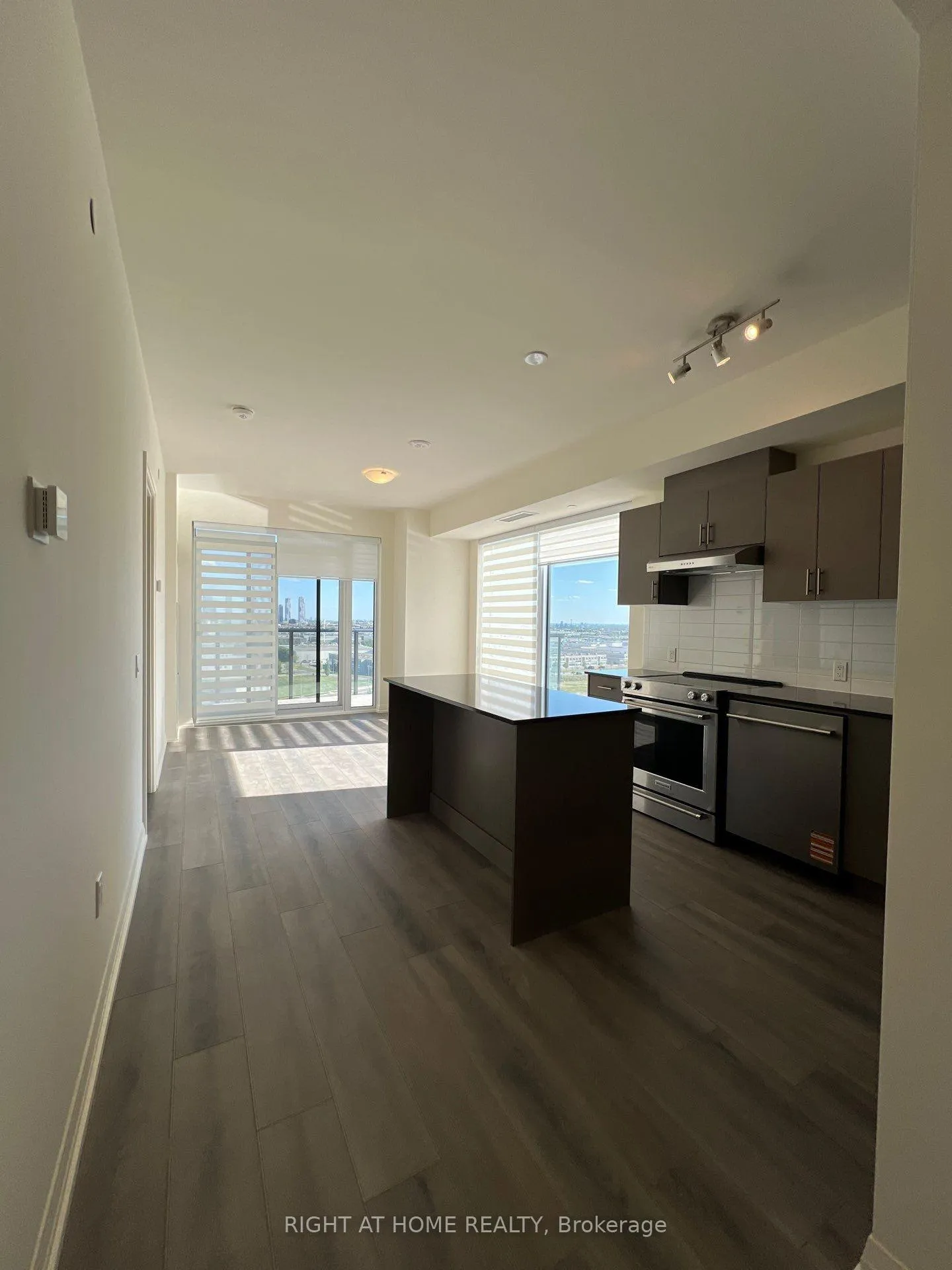 Photo 4 of Unit 905, 27 Korda Gate, Vaughan, Vellore Village — HOMEH