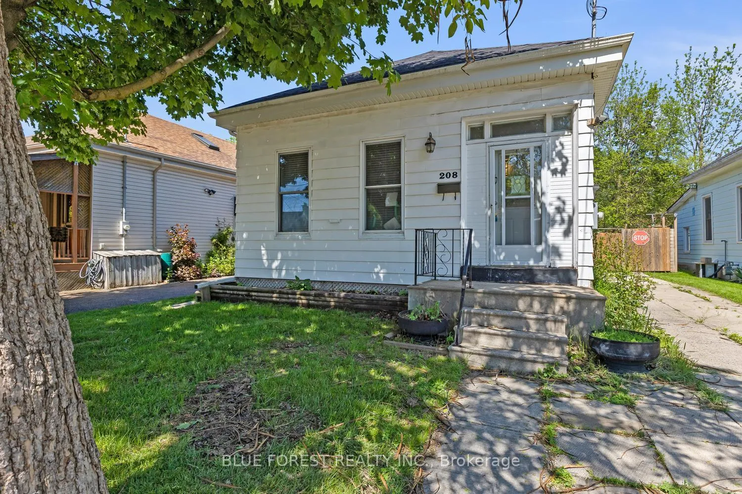 Photo 2 of 208 Maitland Street, London, East K — HOMEH