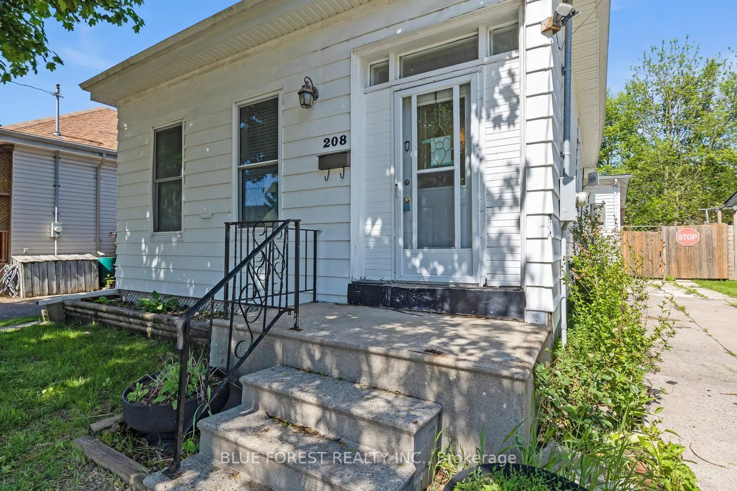 Photo 4 of 208 Maitland Street, London, East K — HOMEH