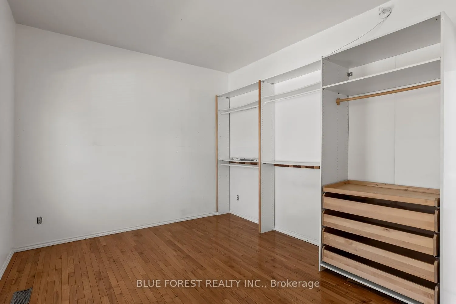 Photo 9 of 208 Maitland Street, London, East K — HOMEH