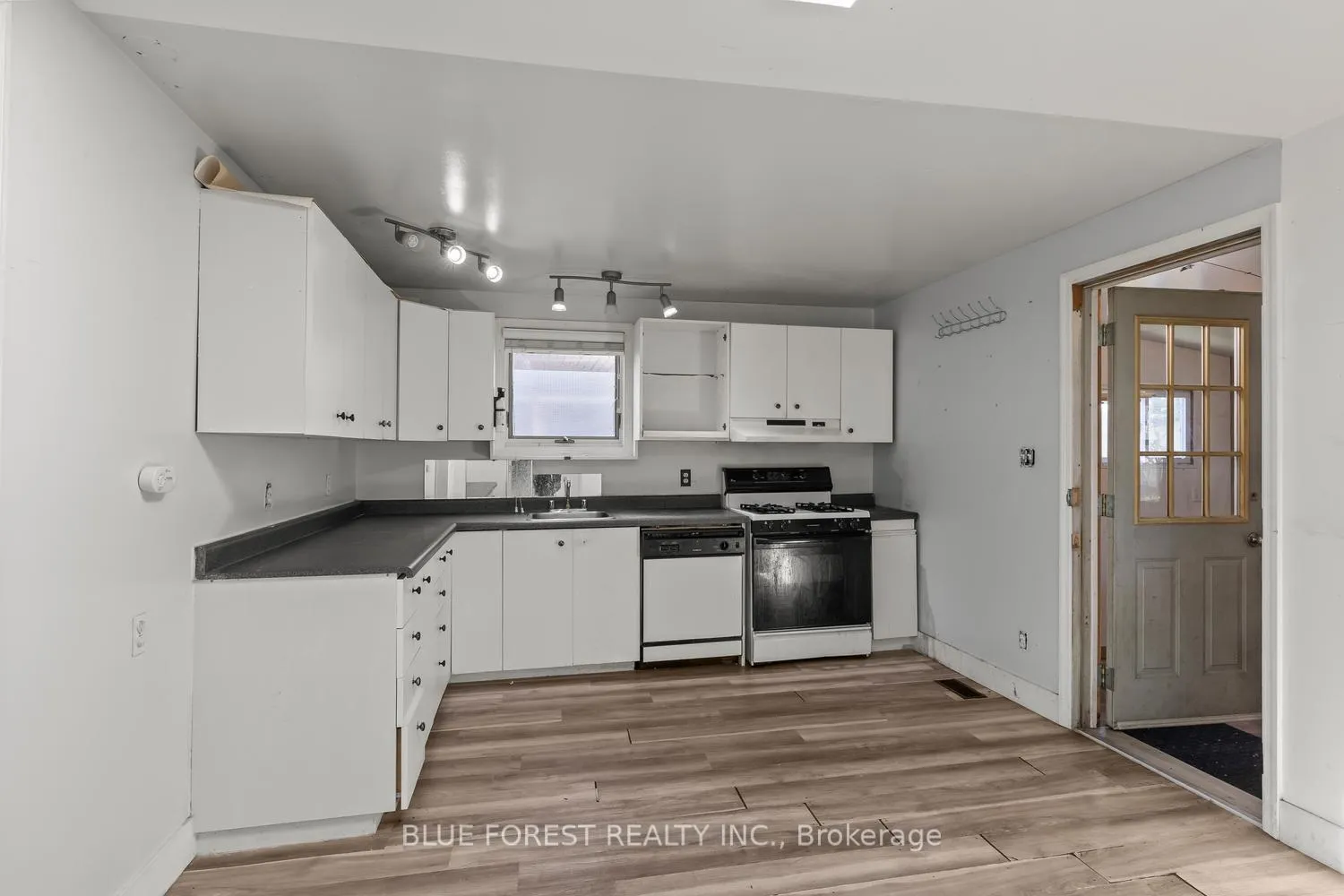 Photo 16 of 208 Maitland Street, London, East K — HOMEH