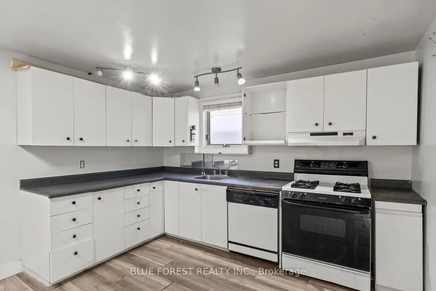 Photo 17 of 208 Maitland Street, London, East K — HOMEH