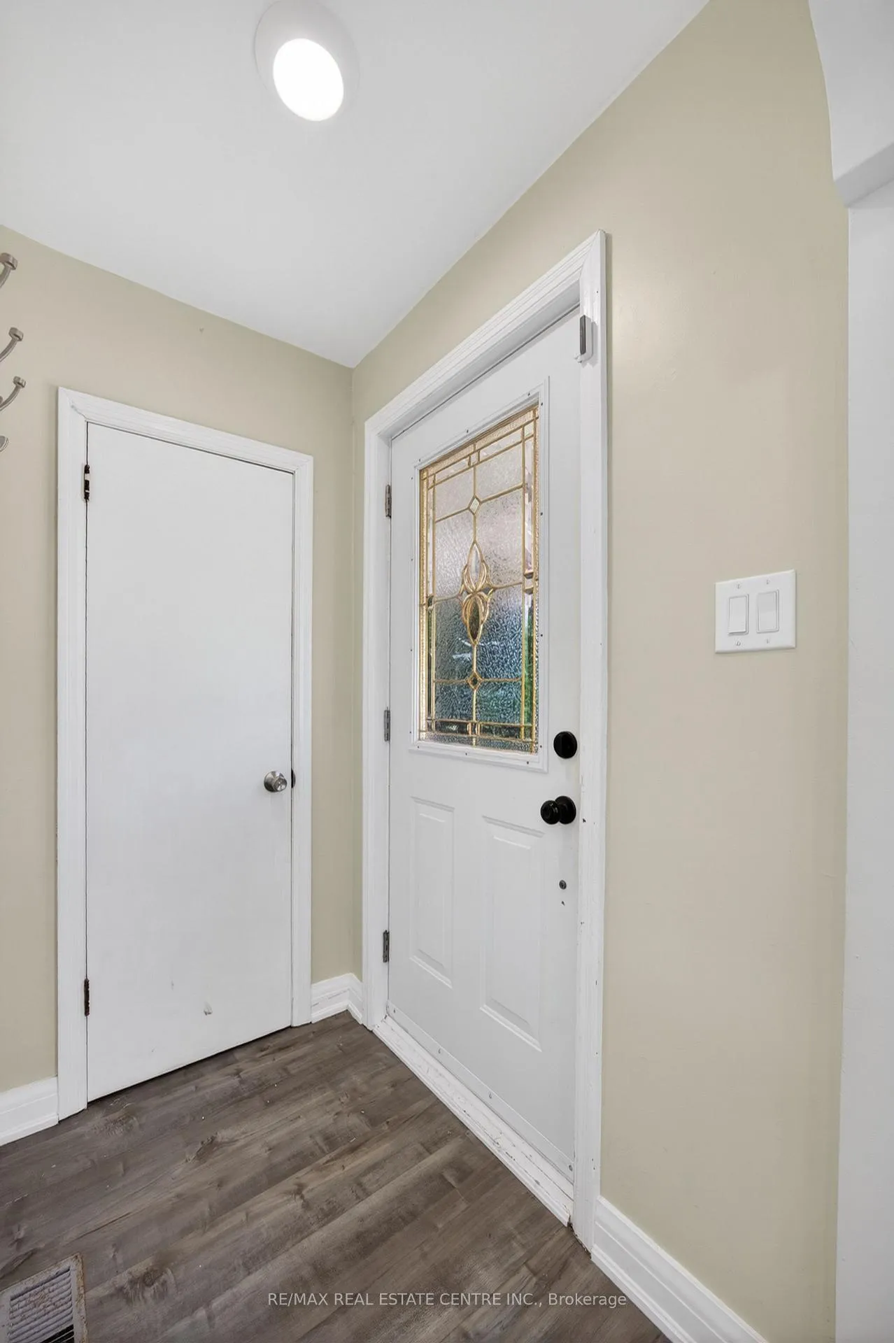 Photo 3 of 43 West 1st Street, Hamilton, Bonnington — HOMEH