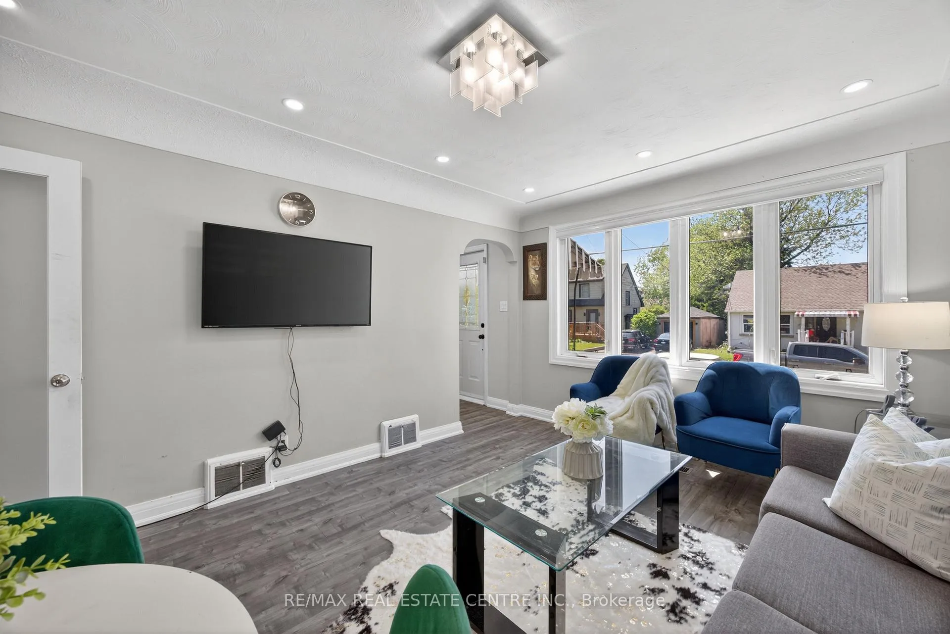 Photo 5 of 43 West 1st Street, Hamilton, Bonnington — HOMEH