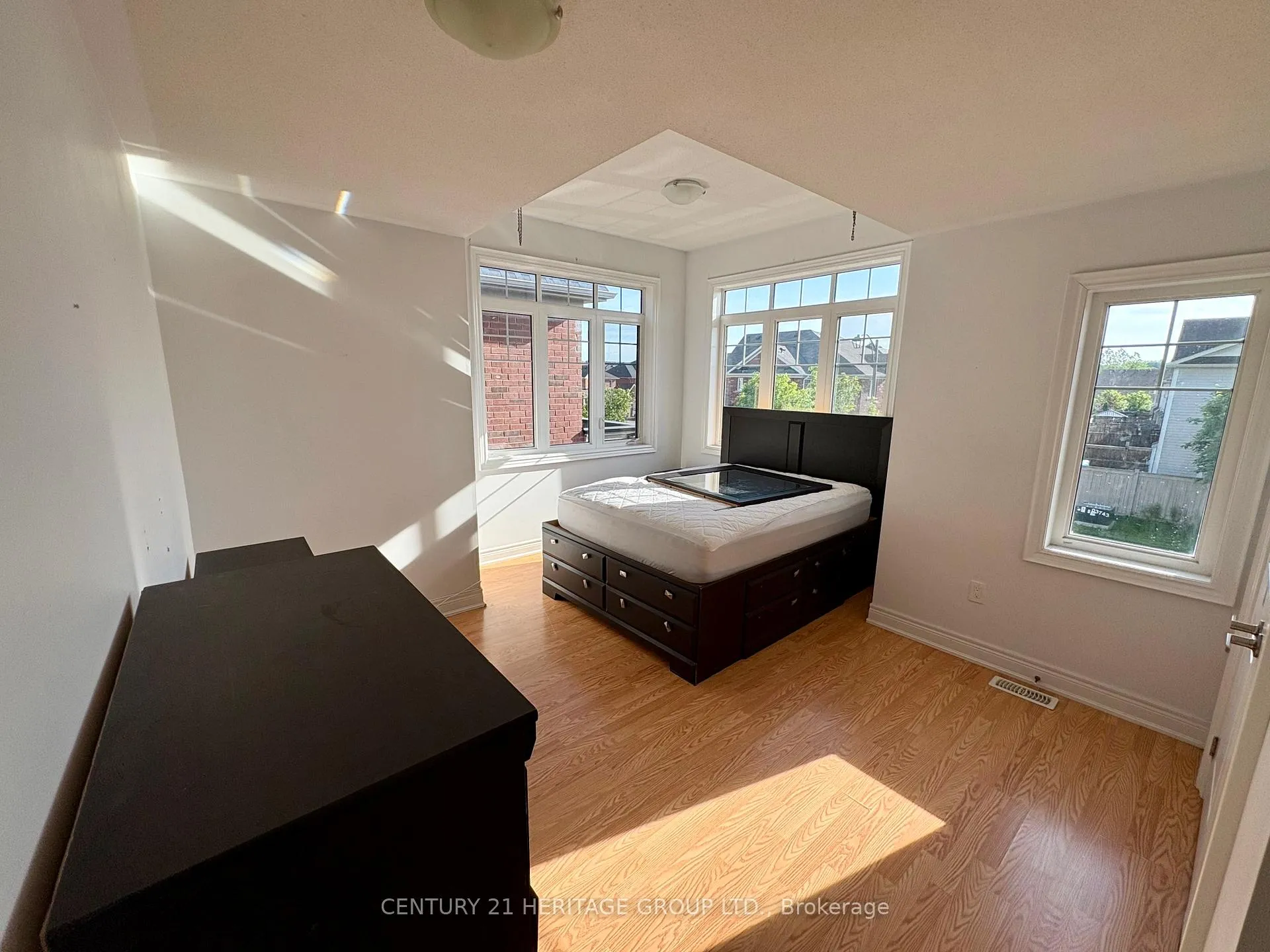 Photo 9 of 129 Robert Wilson Crescent, Georgina, Keswick South — HOMEH