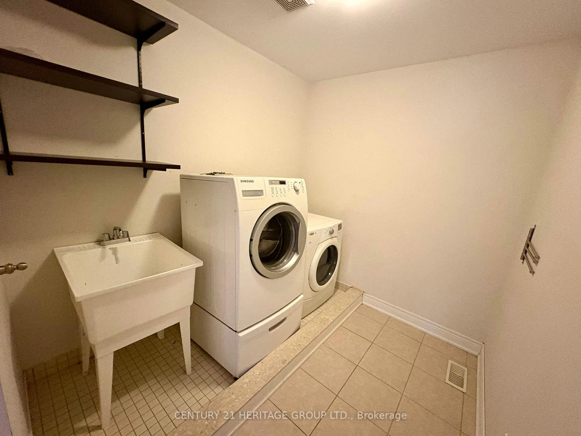 Photo 12 of 129 Robert Wilson Crescent, Georgina, Keswick South — HOMEH